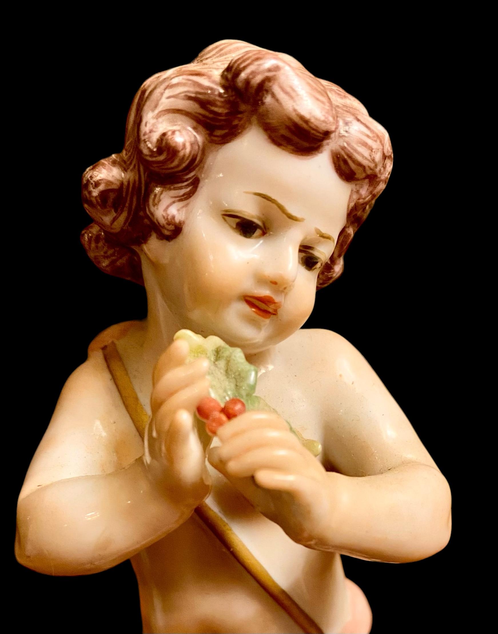 Porcelaine Paire d'anciens chérubins italiens en porcelaine de Capodimonte en vente