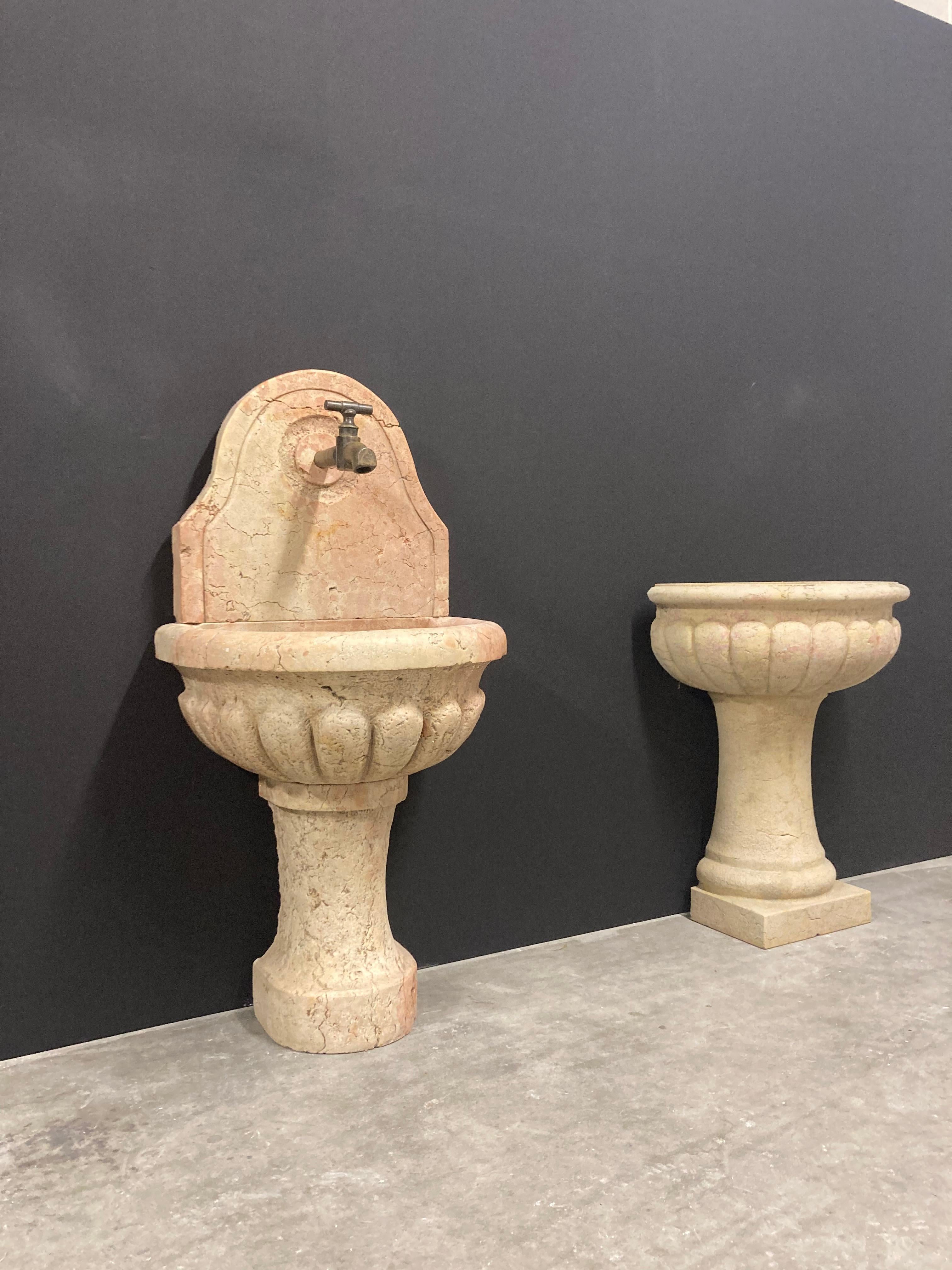 Pair of Antique Italian Marble Fountains In Good Condition In Haarlem, Noord-Holland