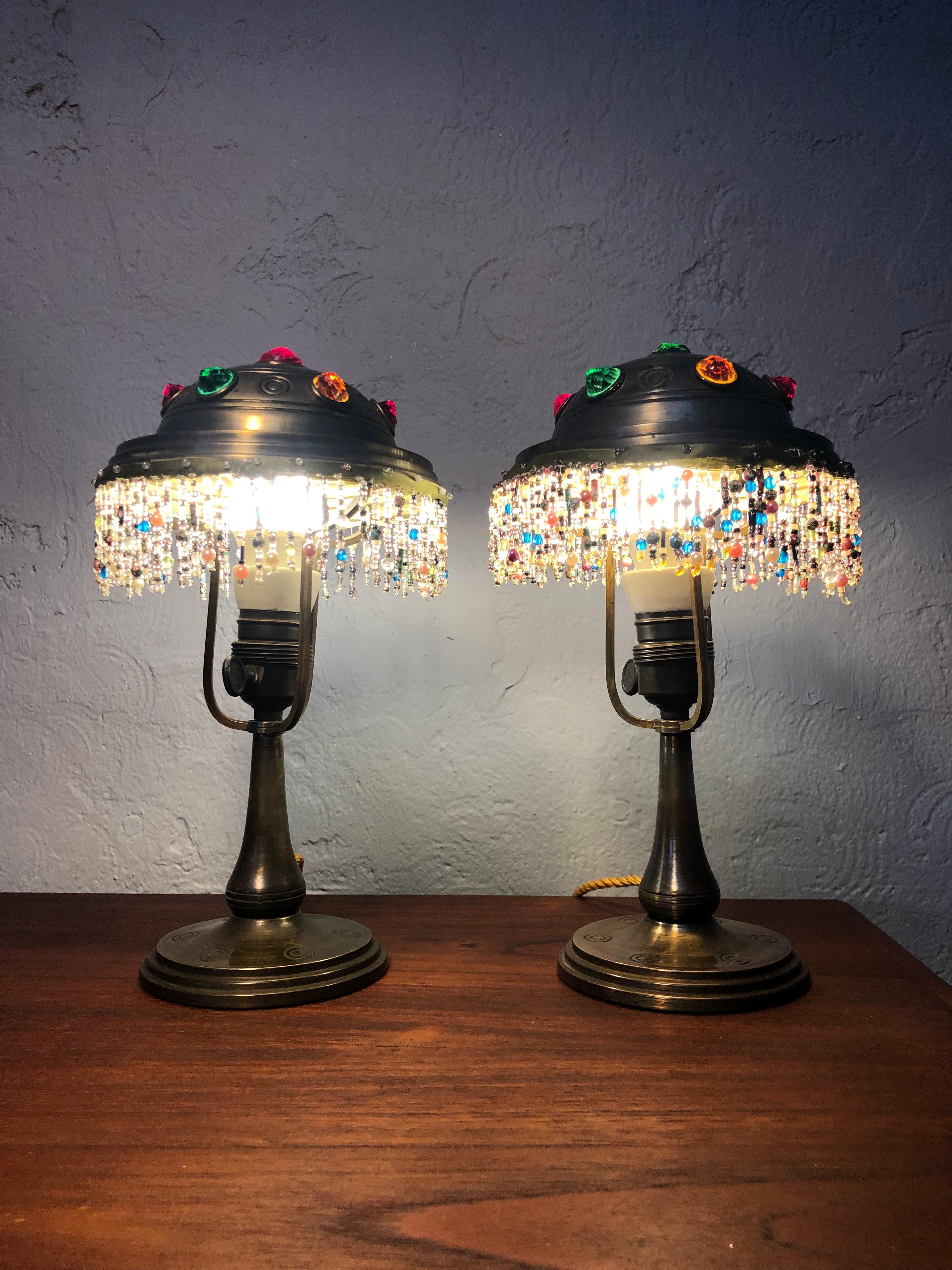 Ein prächtiges Paar Jugend-Tischlampen aus Messing. 
Völlig originaler Zustand, von den Glasperlensockeln auf den Messingschirmen bis zu den Glas-Cabochon-Perlen und auch den Messing- und Porzellan-Glühbirnenhaltern mit Ein-/Aus-Schalter. 
Dieses