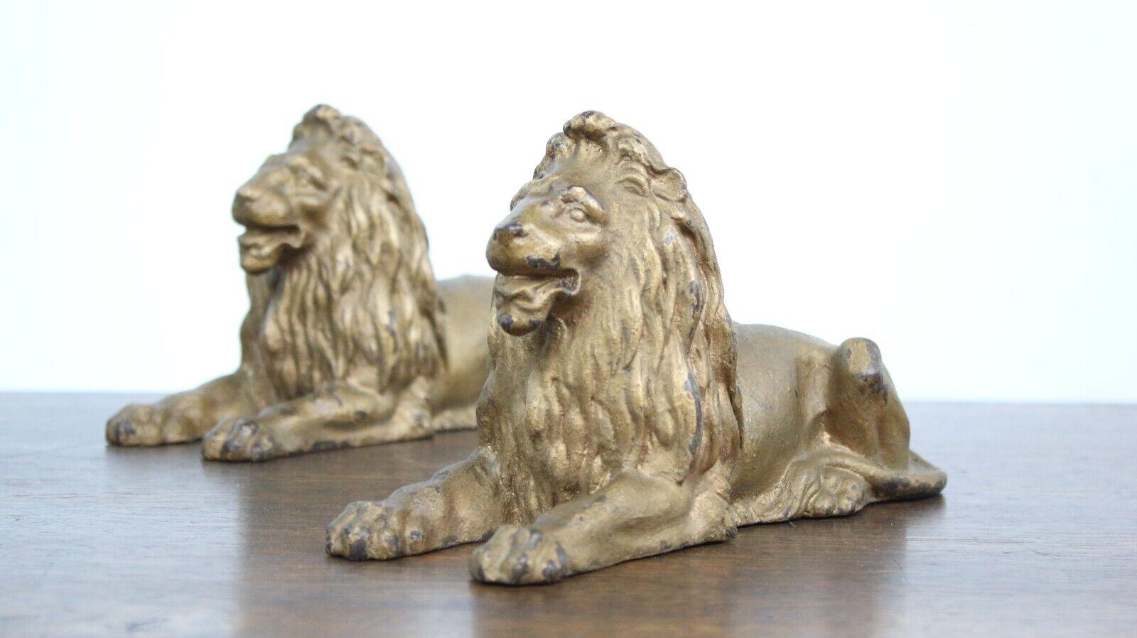 Ein Paar antike liegende gegossene Löwen aus dem späten 19. Jahrhundert im Zustand „Gut“ im Angebot in STOKE ON TRENT, GB