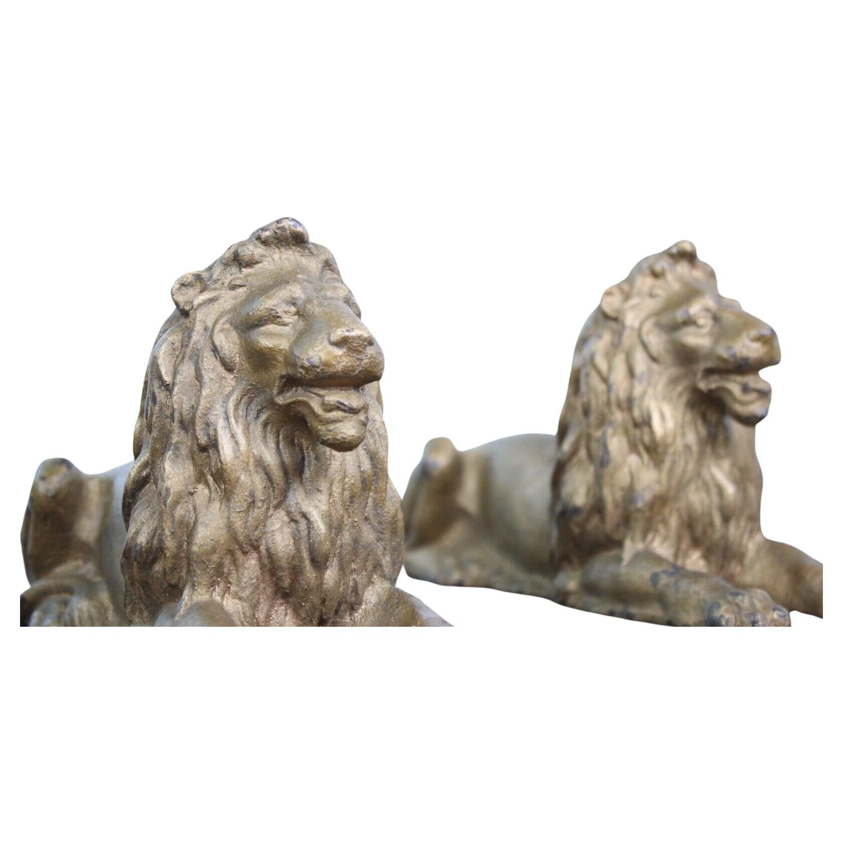 Ein Paar antike liegende gegossene Löwen aus dem späten 19. Jahrhundert