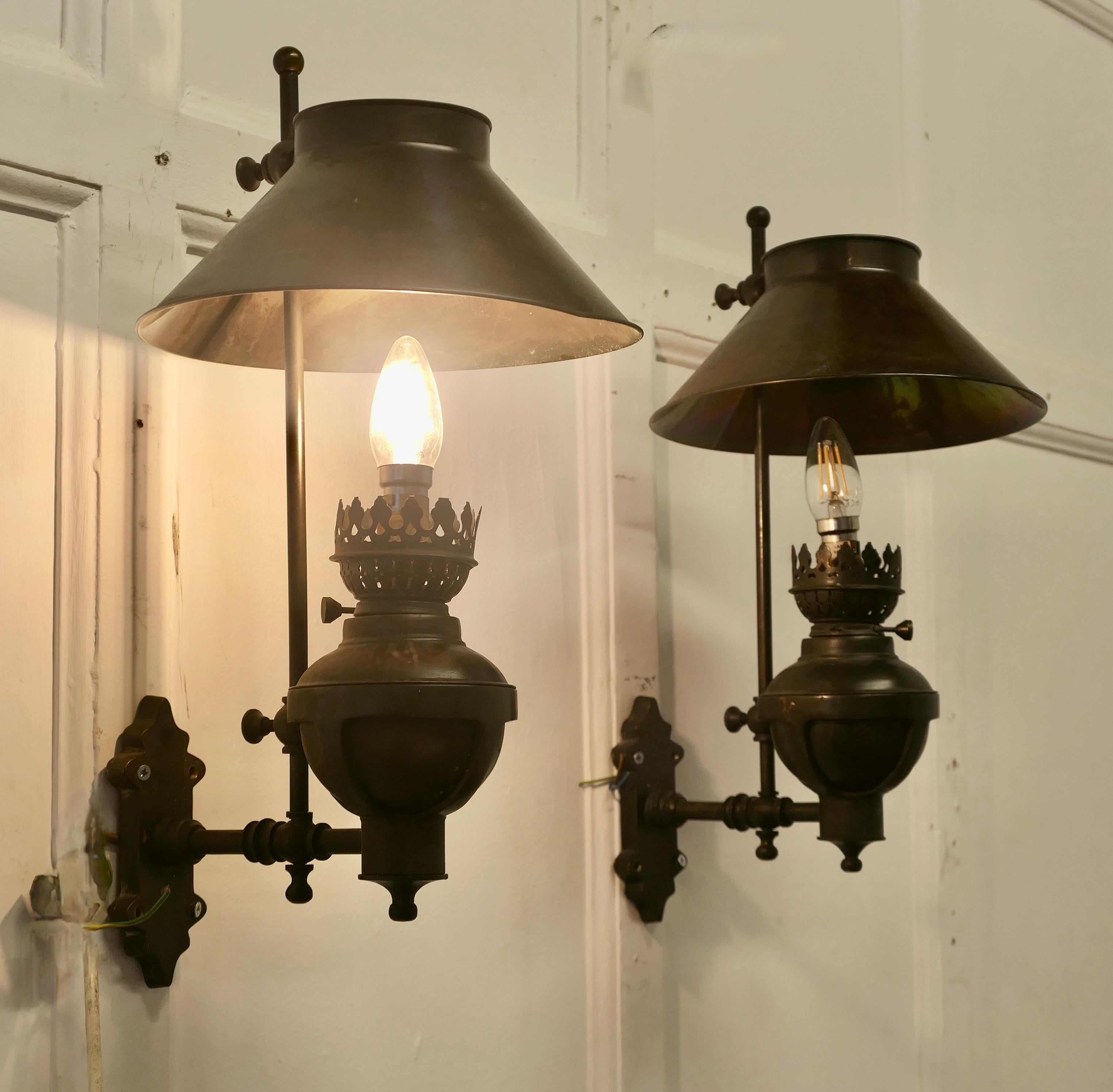 Ein Paar Wandleuchten aus Kupfer im Antik-Look

Dies ist ein sehr ungewöhnliches Paar Leuchten, sie sind aus Kupfer gefertigt und wie eine Öllampe aus dem 19. Jahrhundert gestaltet, mit einem passenden Schirm

Die Lichter sind in gutem
