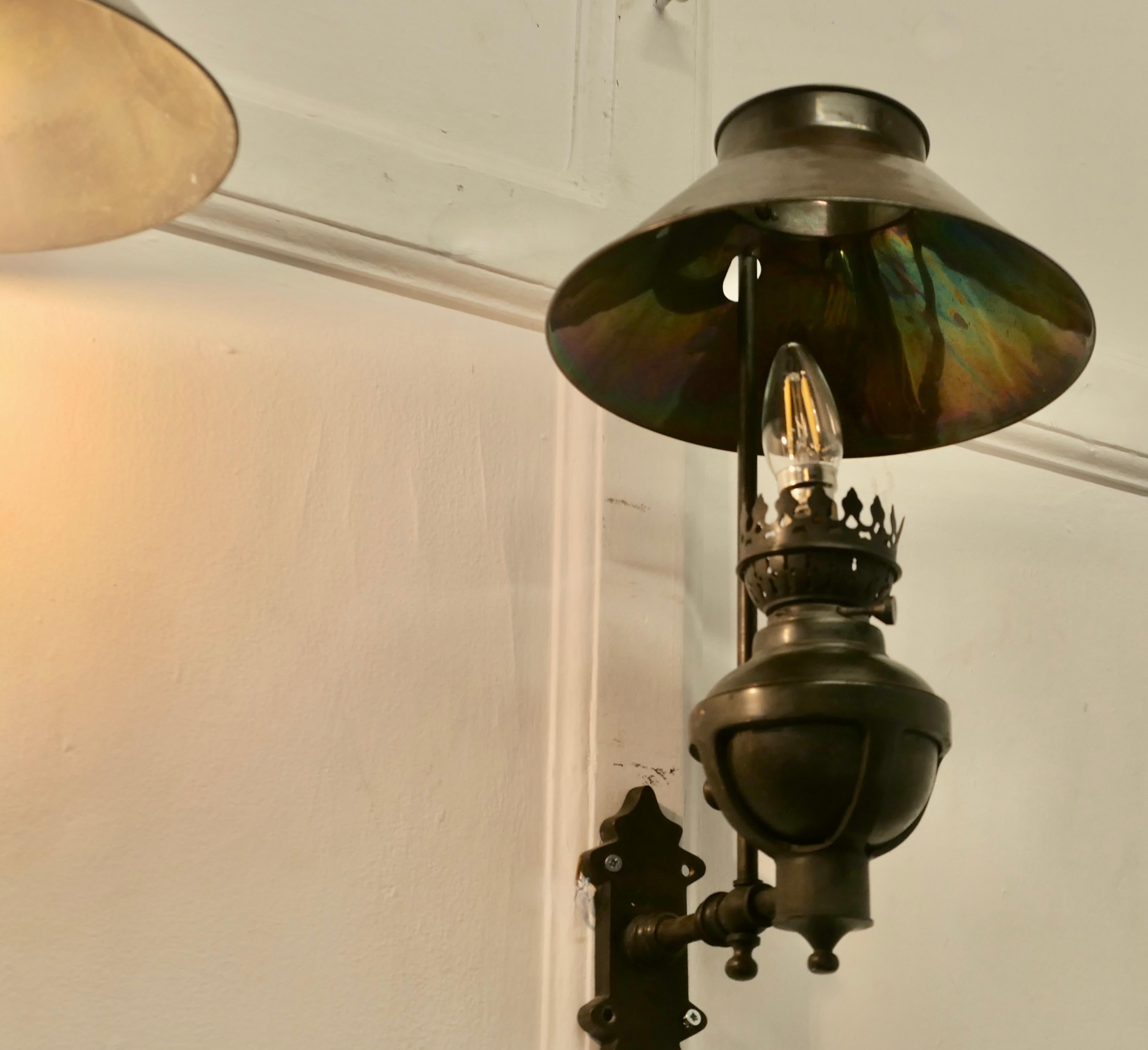 Ein Paar Wandleuchten aus Kupfer im Antik-Look  Dies ist ein sehr ungewöhnliches Paar Lights im Zustand „Gut“ in Godshill, Isle of Wight