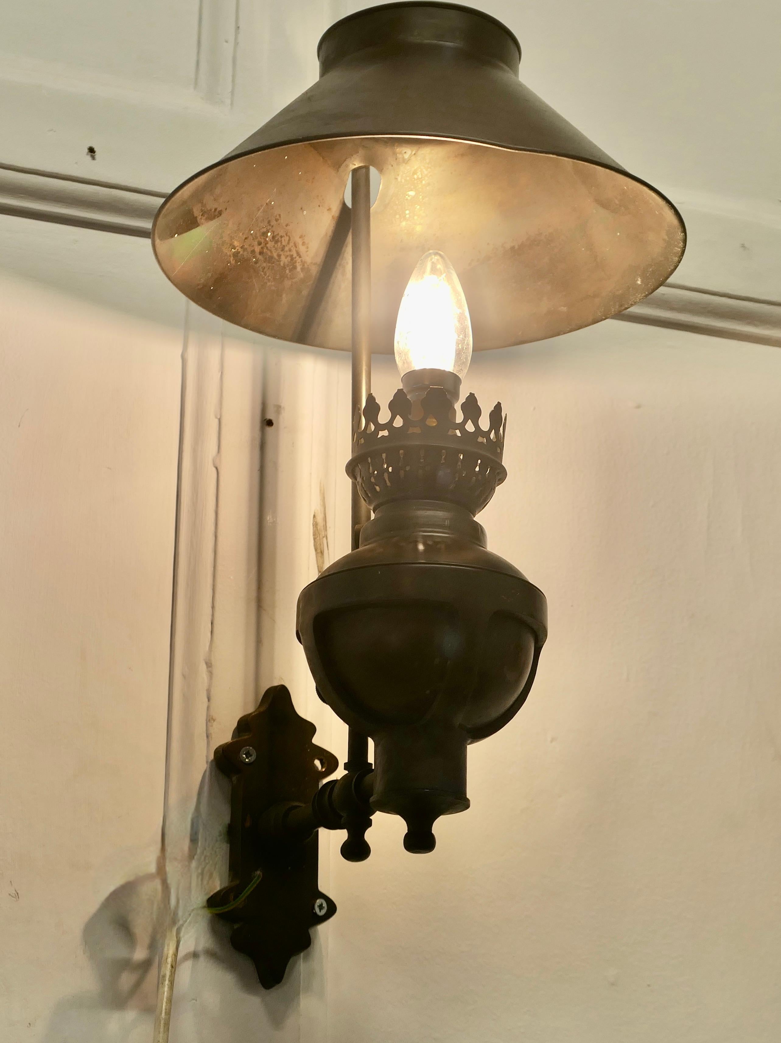 Ein Paar Wandleuchten aus Kupfer im Antik-Look  Dies ist ein sehr ungewöhnliches Paar Lights (Mitte des 20. Jahrhunderts)