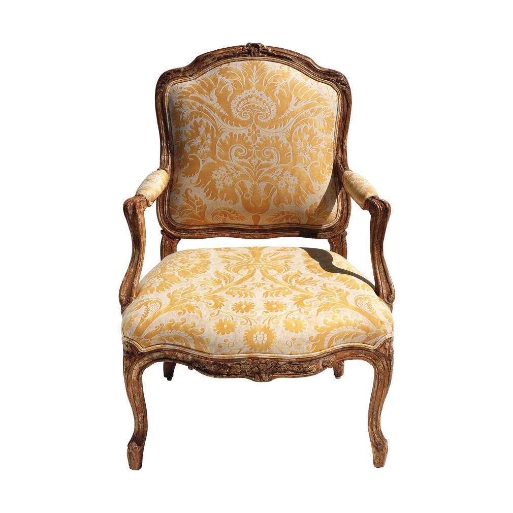 Paire de Fauteuils à la Reine de style Louis XV, 19ème siècle. La paire de fauteuils est recouverte d'un tissu jaune et blanc en coton damassé 