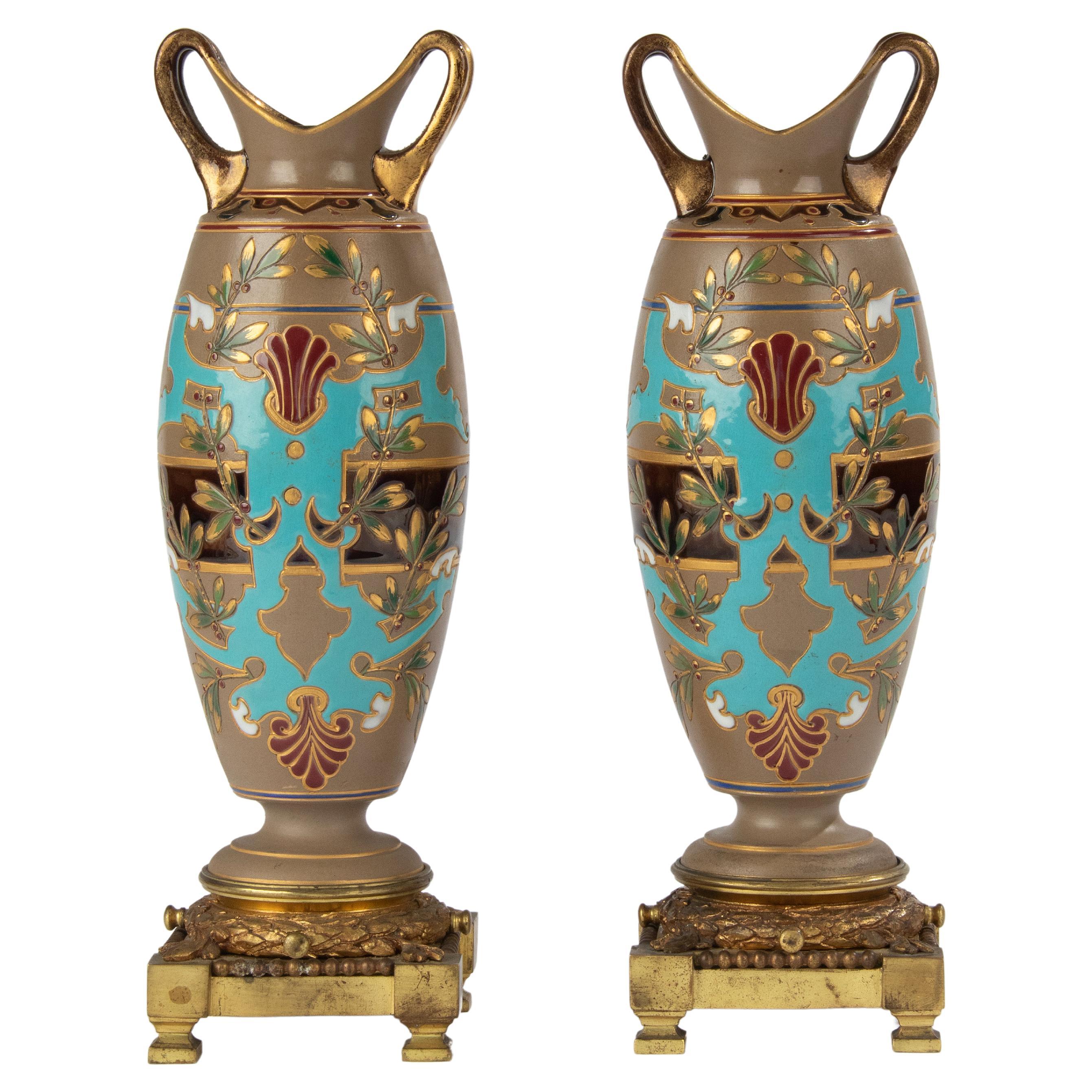 Paire de vases anciens en céramique de majolique avec montures en bronze de Sarreguemines