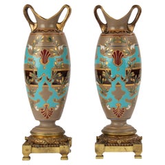 Paire de vases anciens en céramique de majolique avec montures en bronze de Sarreguemines