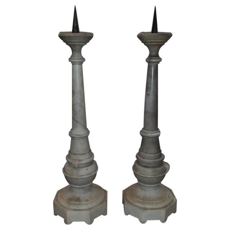 Paire de chandeliers anciens en marbre en forme de prickett