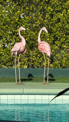 Pareja de esculturas antiguas de metal de flamencos, hacia 1950