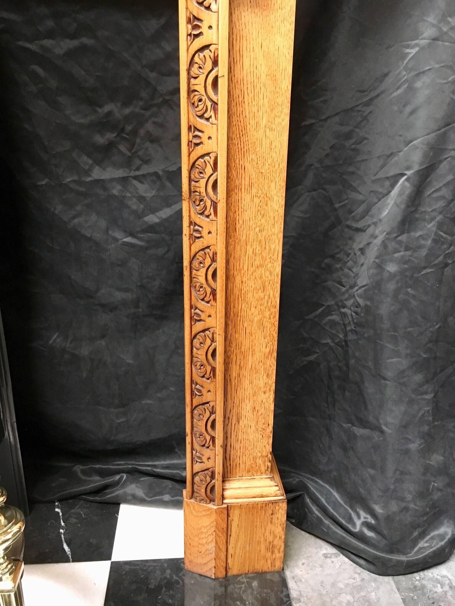 Par de Revestimientos de Chimenea Antiguos de Madera Tallada de Roble Estilo Georgiano 2