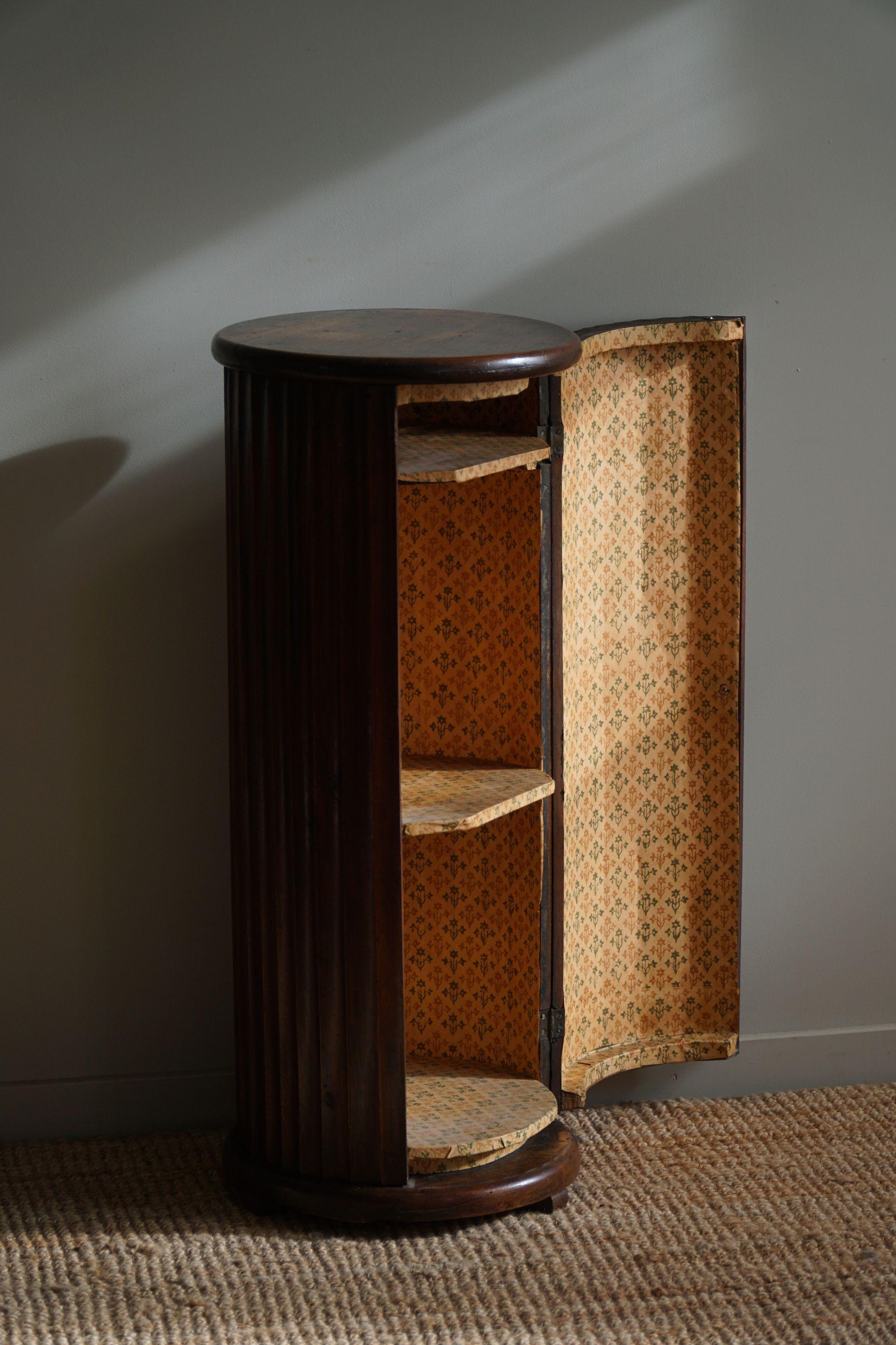 A Pair of Antique Pedestals With Storage, Nutwood, Italian Cabinetmaker, 1880s  In Fair Condition In Odense, DK