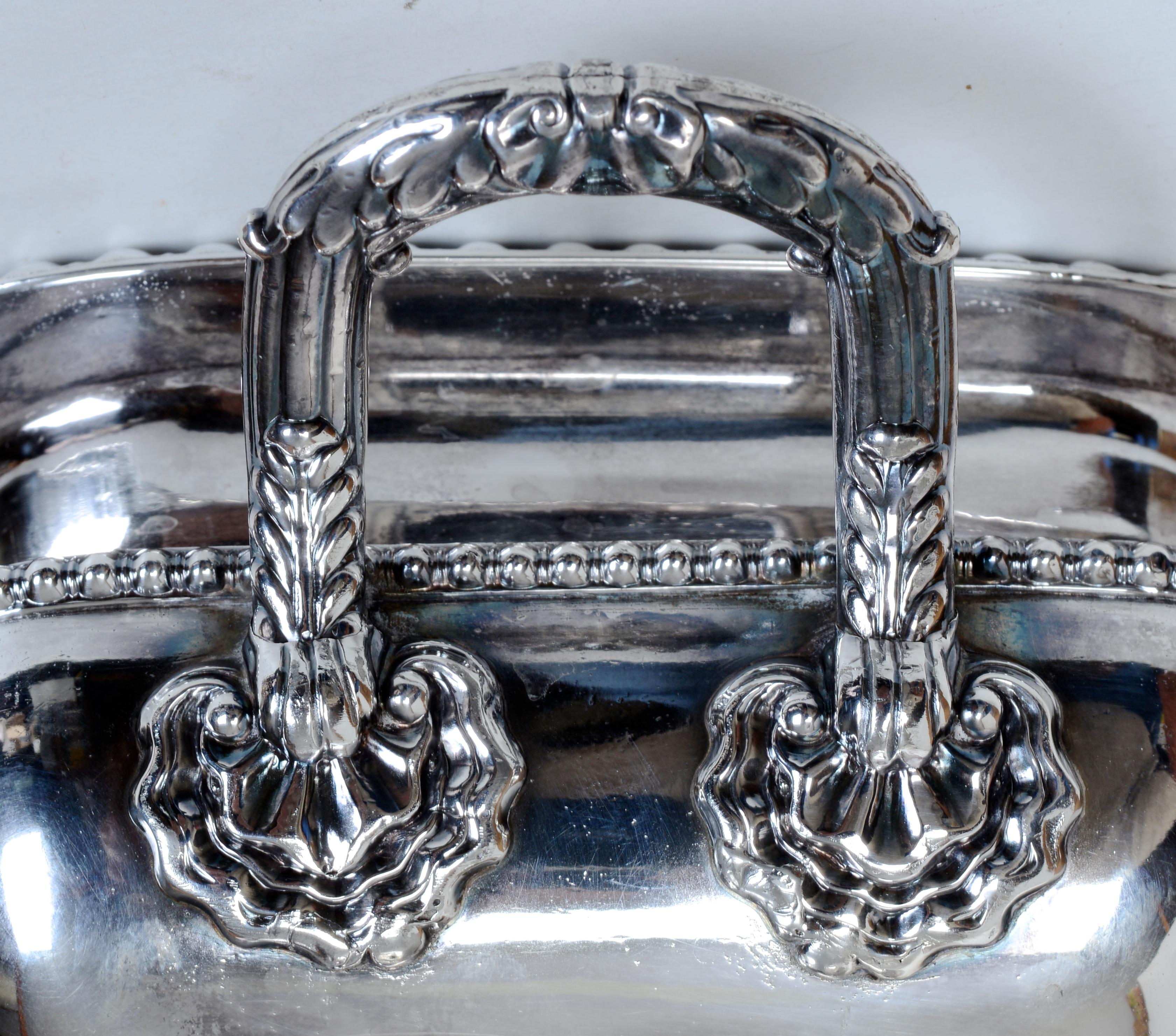 Placcato argento Coppia di piatti per verdure coperti dell'antica Sheffield, 1810 ca. in vendita