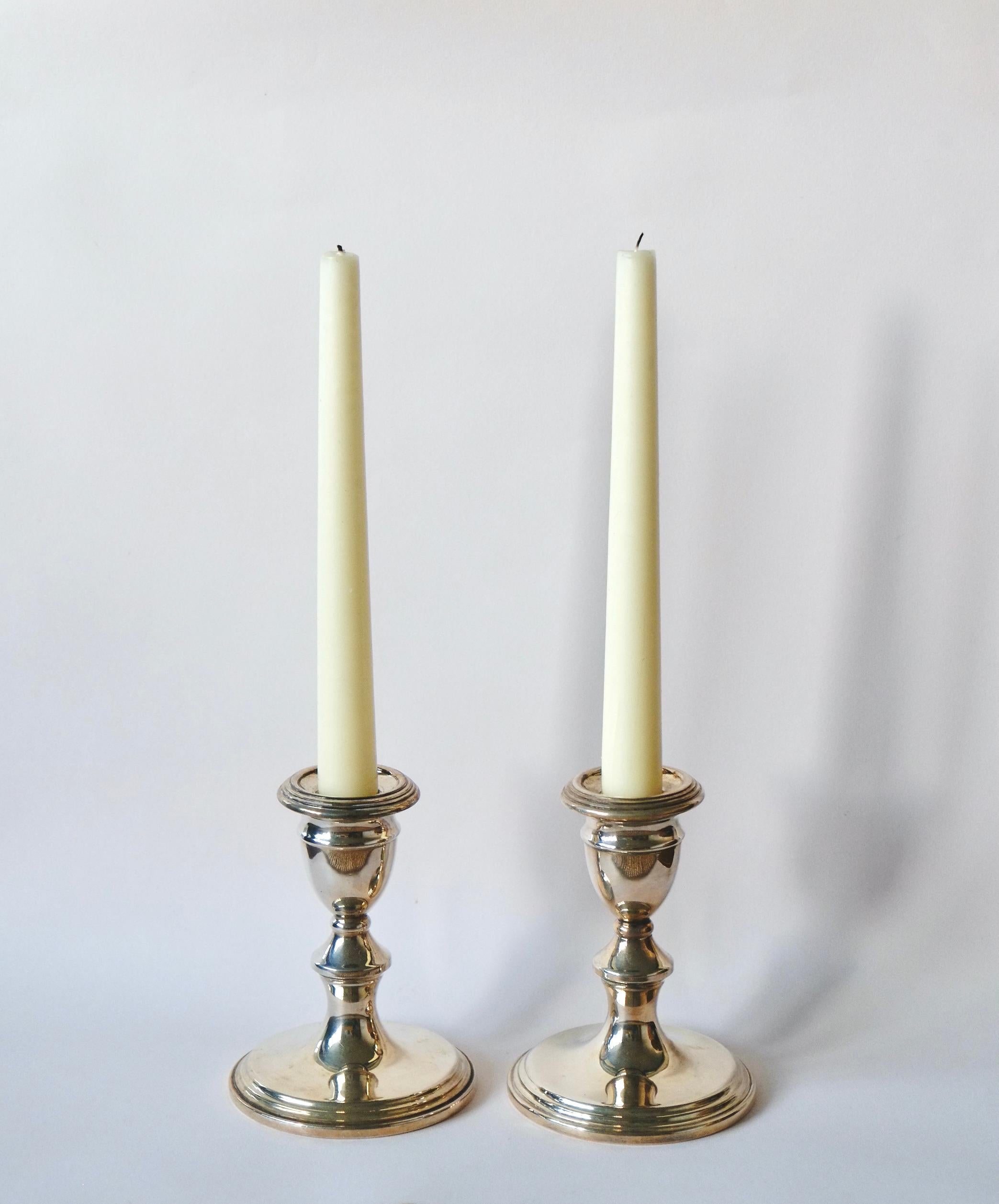 Una bellissima coppia di portacandele d'argento di metà secolo, intorno agli anni Cinquanta. Questa coppia ha un'elegante forma corta con vassoi rimovibili nella parte superiore per una facile pulizia. Realizzato in rame massiccio con finitura