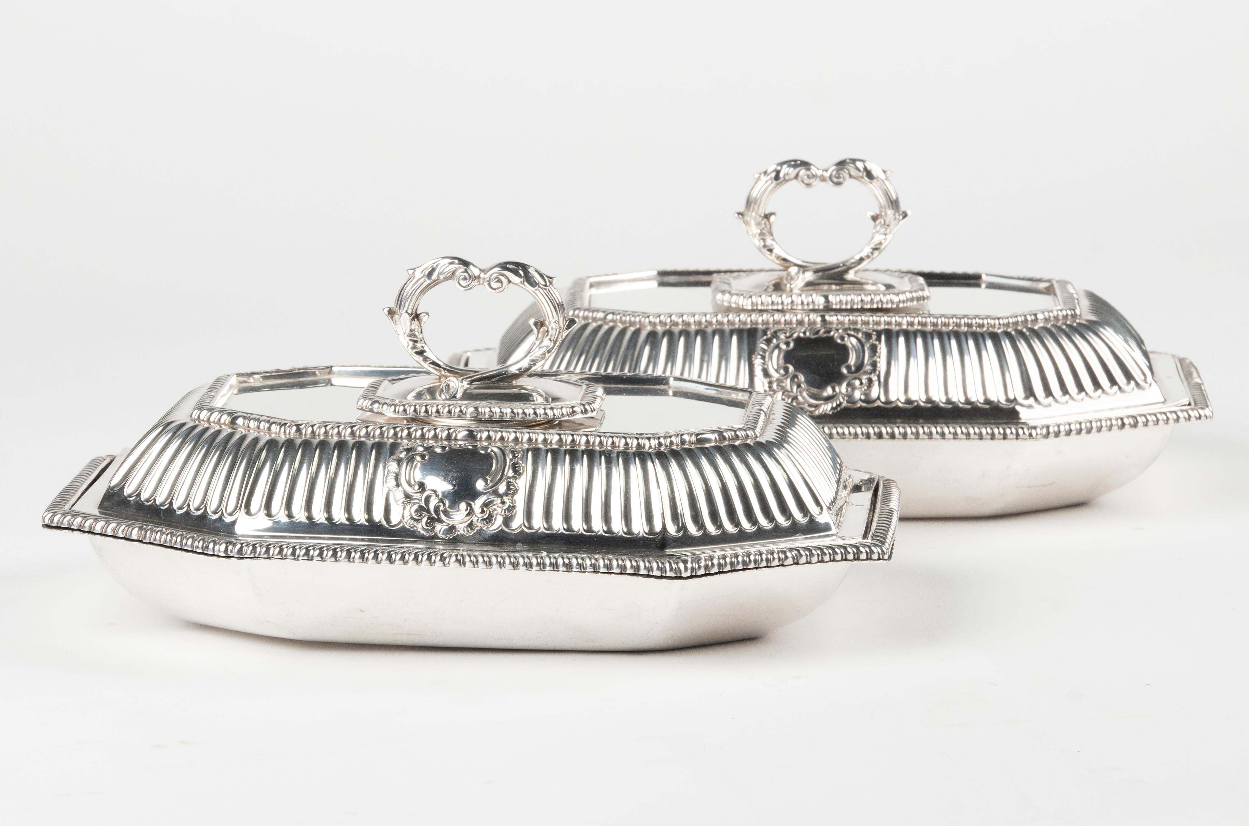 Two beautiful silver-plated serving dishes, decorated with graceful ornaments. From England (presumably Sheffield), dating from around 1900. The handles can be removed by turning them a quarter turn. In this way, the lids can also be used as a