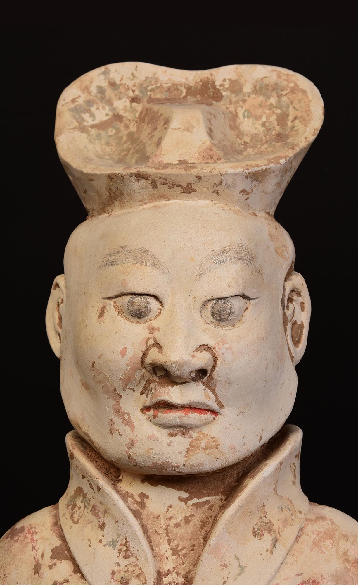 Cinese Coppia di antichi uomini di corte in ceramica cinese della dinastia Tang con Test Oxford TL in vendita