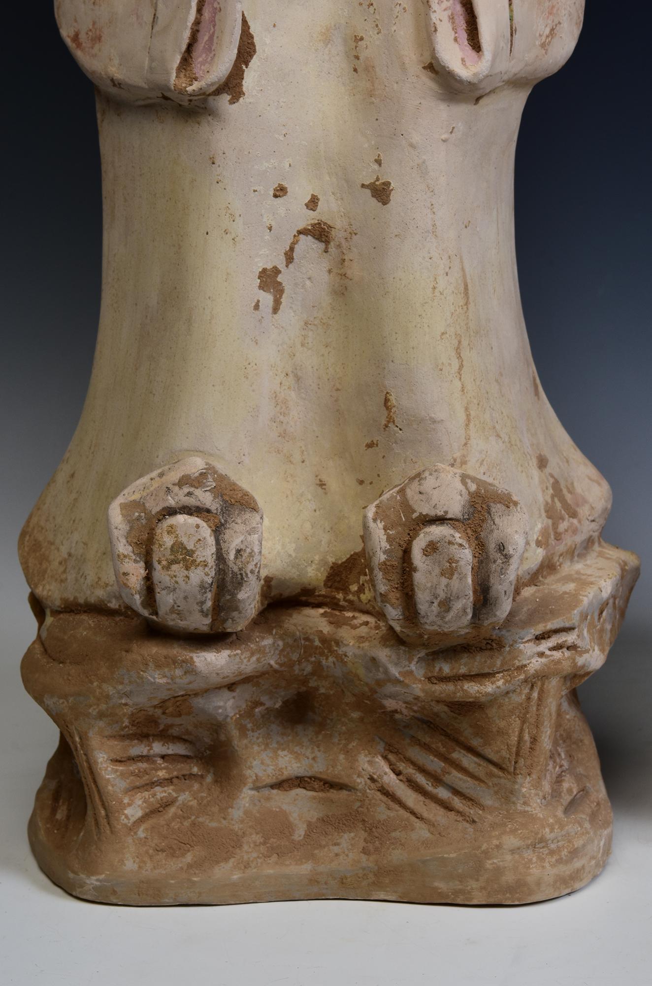 Coppia di antichi uomini di corte in ceramica cinese della dinastia Tang con Test Oxford TL In condizioni buone in vendita a Sampantawong, TH