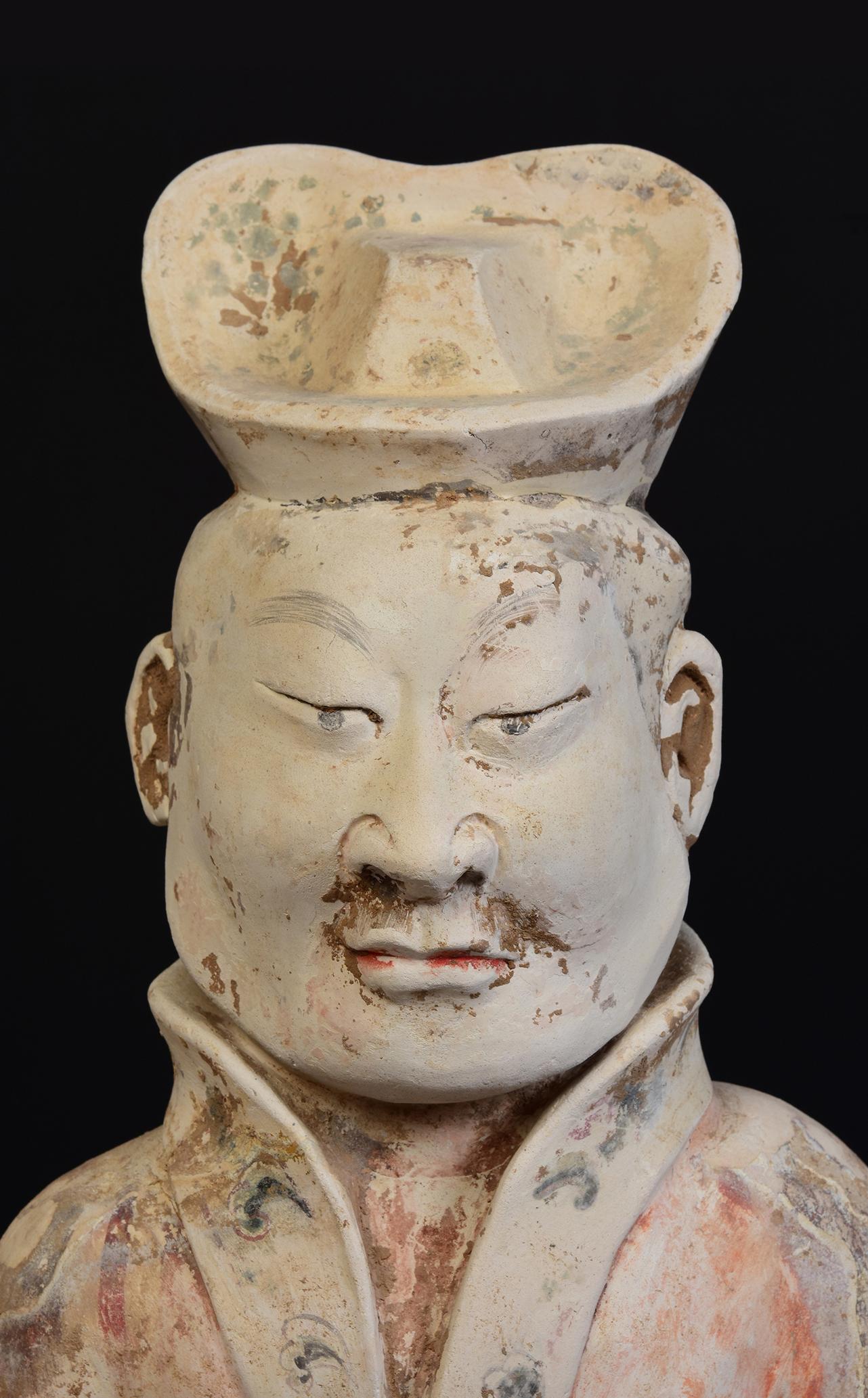 Fino al XVIII secolo Coppia di antichi uomini di corte in ceramica cinese della dinastia Tang con Test Oxford TL in vendita