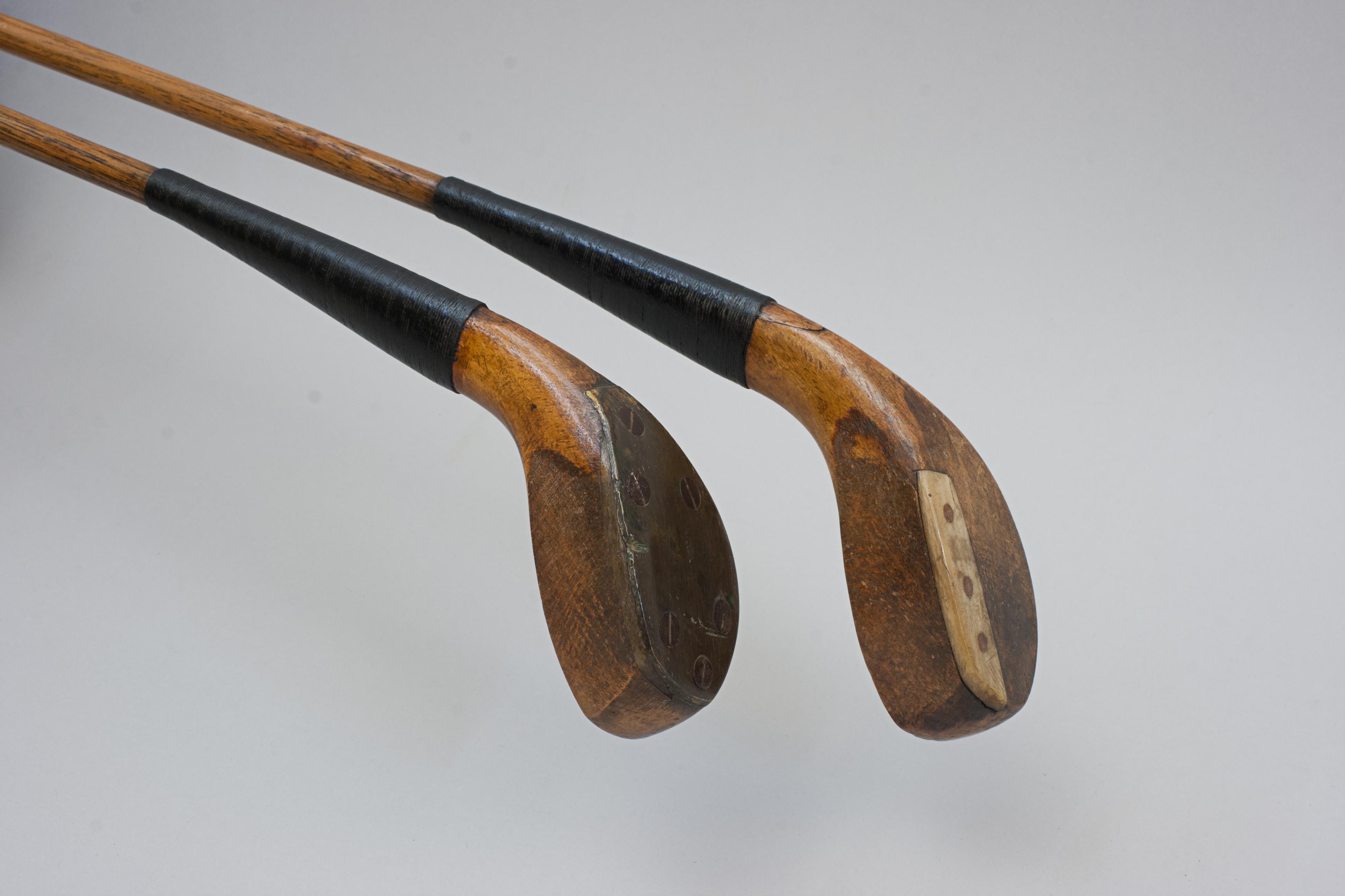 Ein Paar antike, lange, unscheinbare Übergangs-Golfschläger, Hölzer. im Angebot 1
