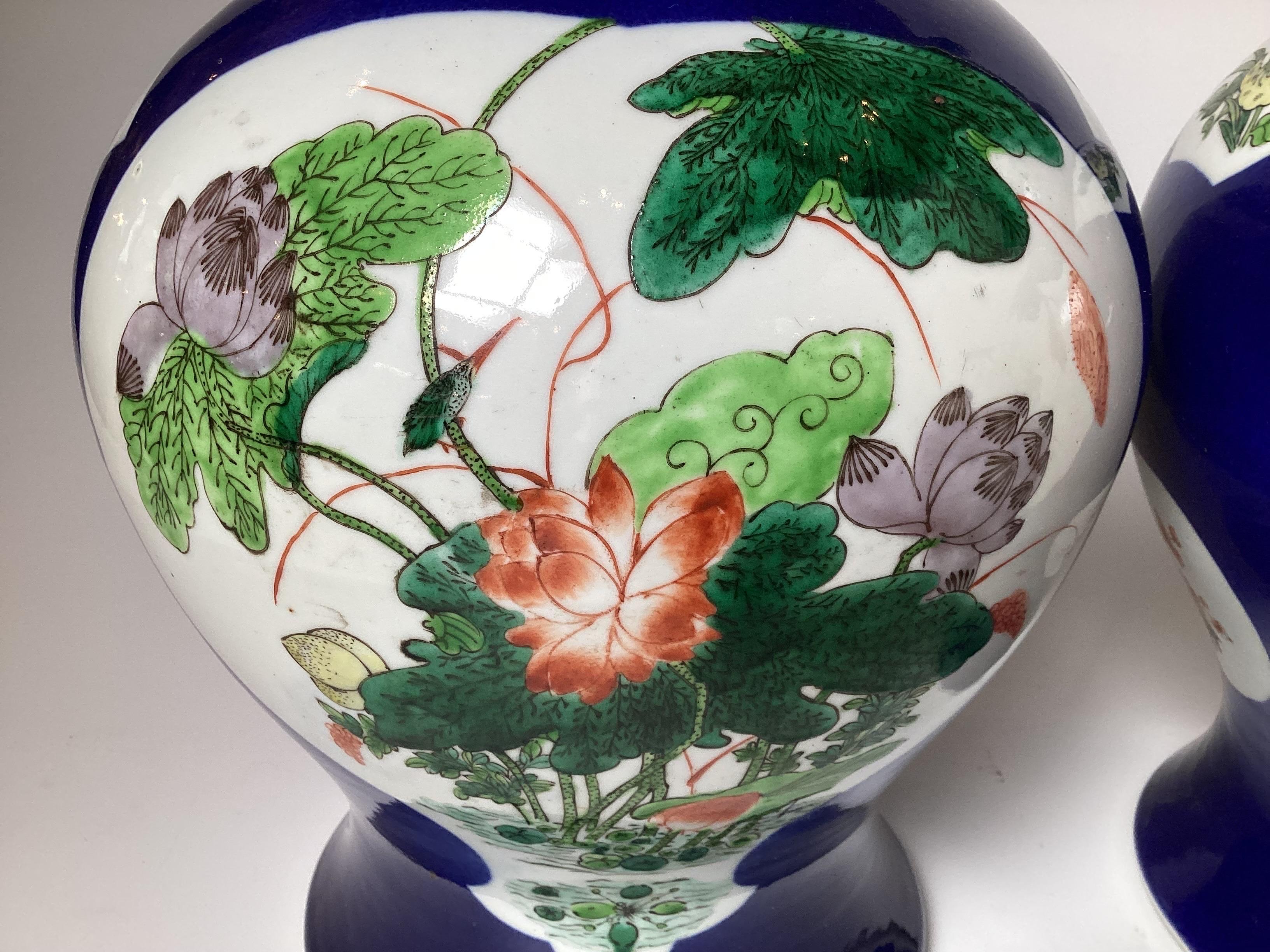 Pareja de Antiguos Tarros de Porcelana Chinos de Color Azul Vibrante con Tapas de Madera Exportación china en venta