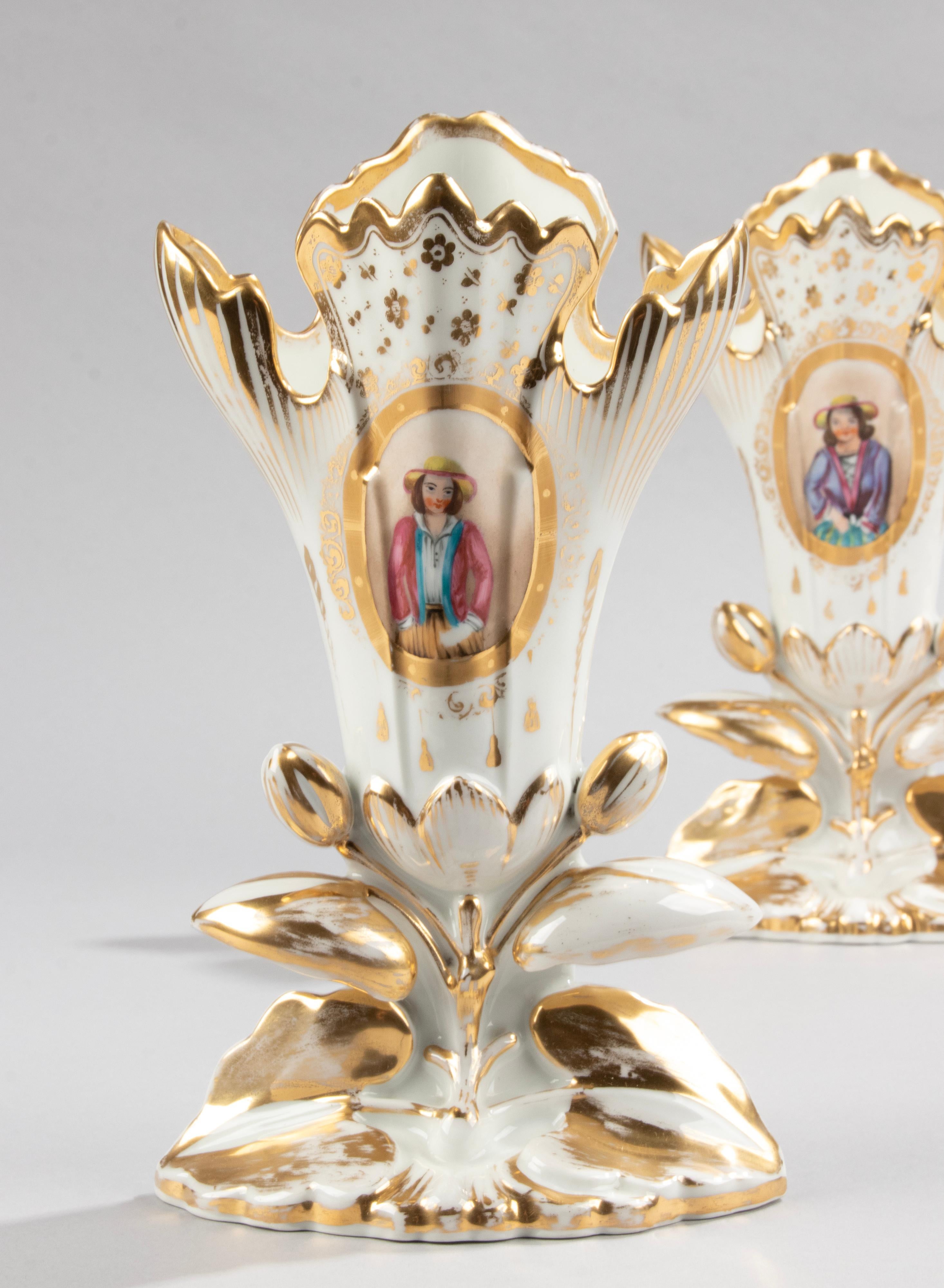 A Pair of Antique Vieux Paris Hand Painted Vases For Sale 6