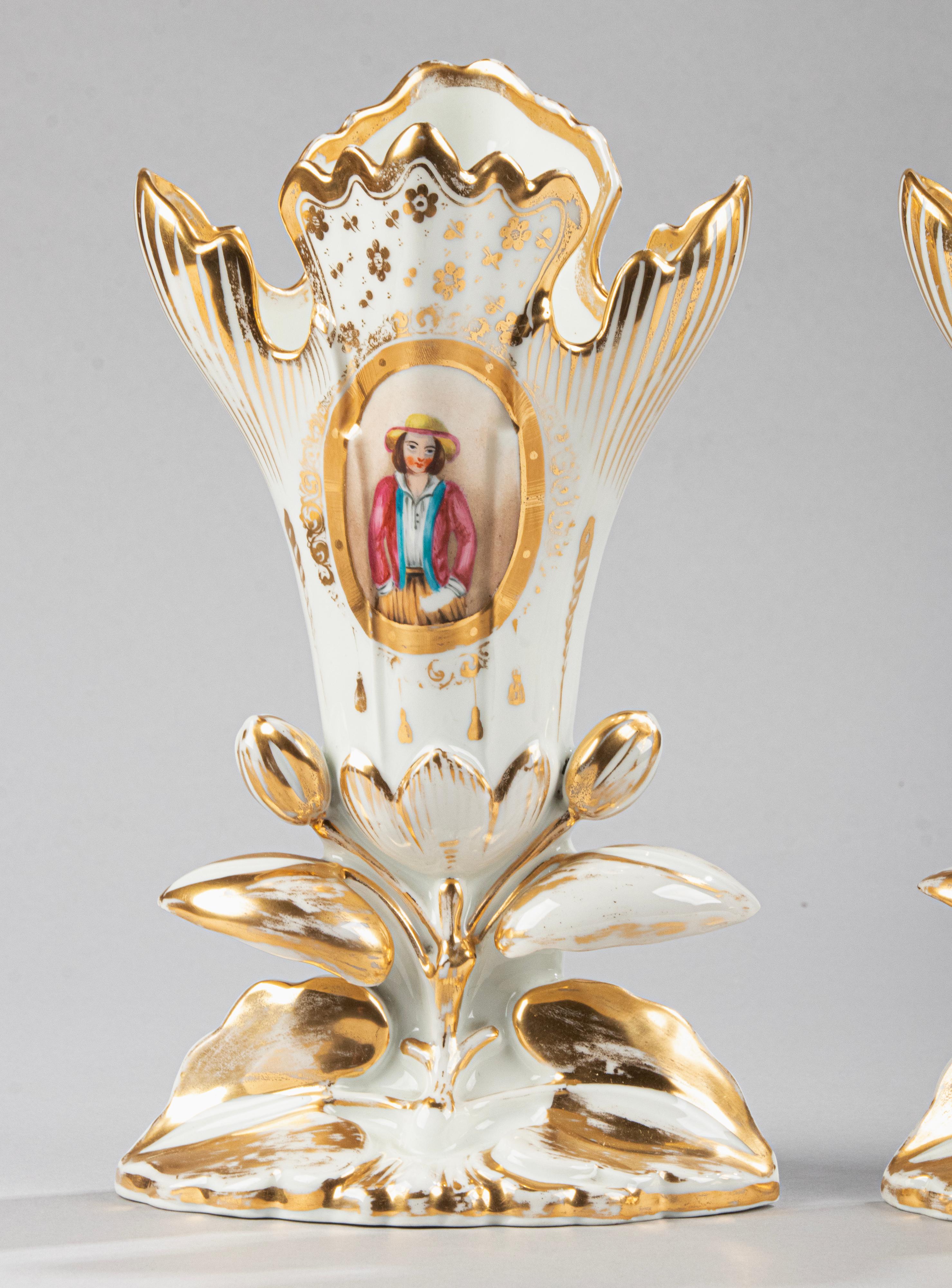 Ein Paar antike, handbemalte Vieux Pariser Vasen, Vieux (Belle Époque) im Angebot