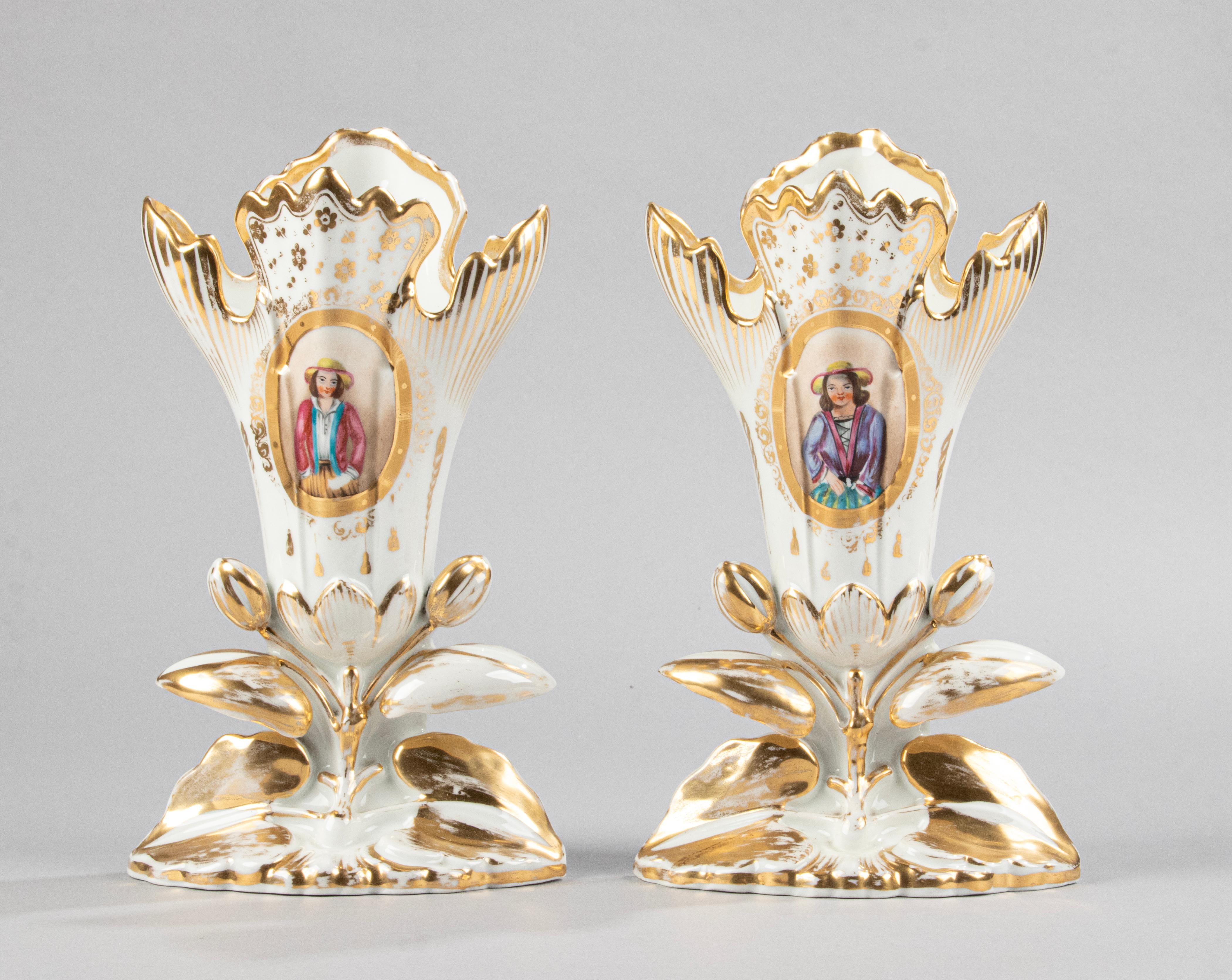 French A Pair of Antique Vieux Paris Hand Painted Vases For Sale