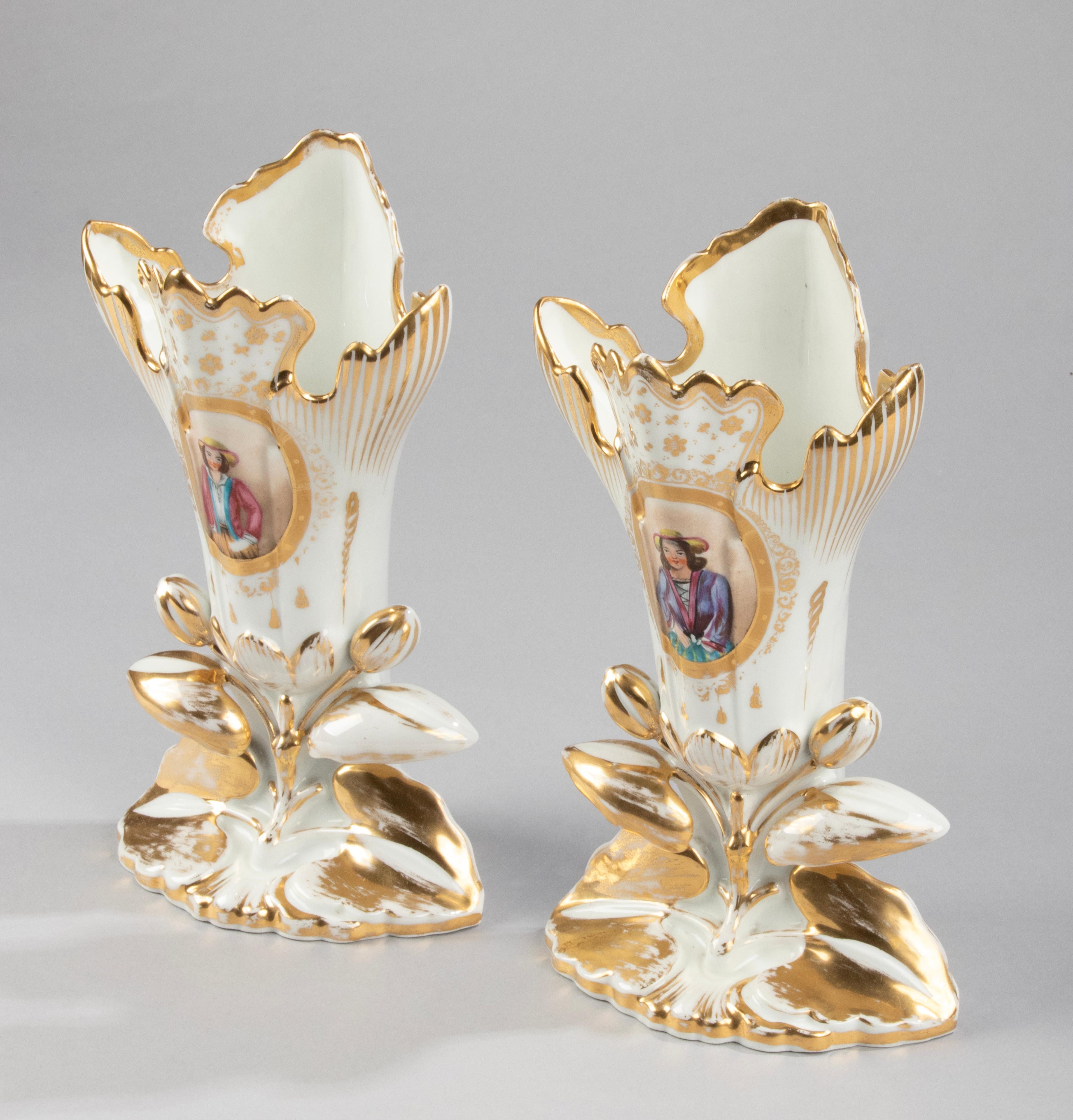A Pair of Antique Vieux Paris Hand Painted Vases In Good Condition For Sale In Casteren, Noord-Brabant