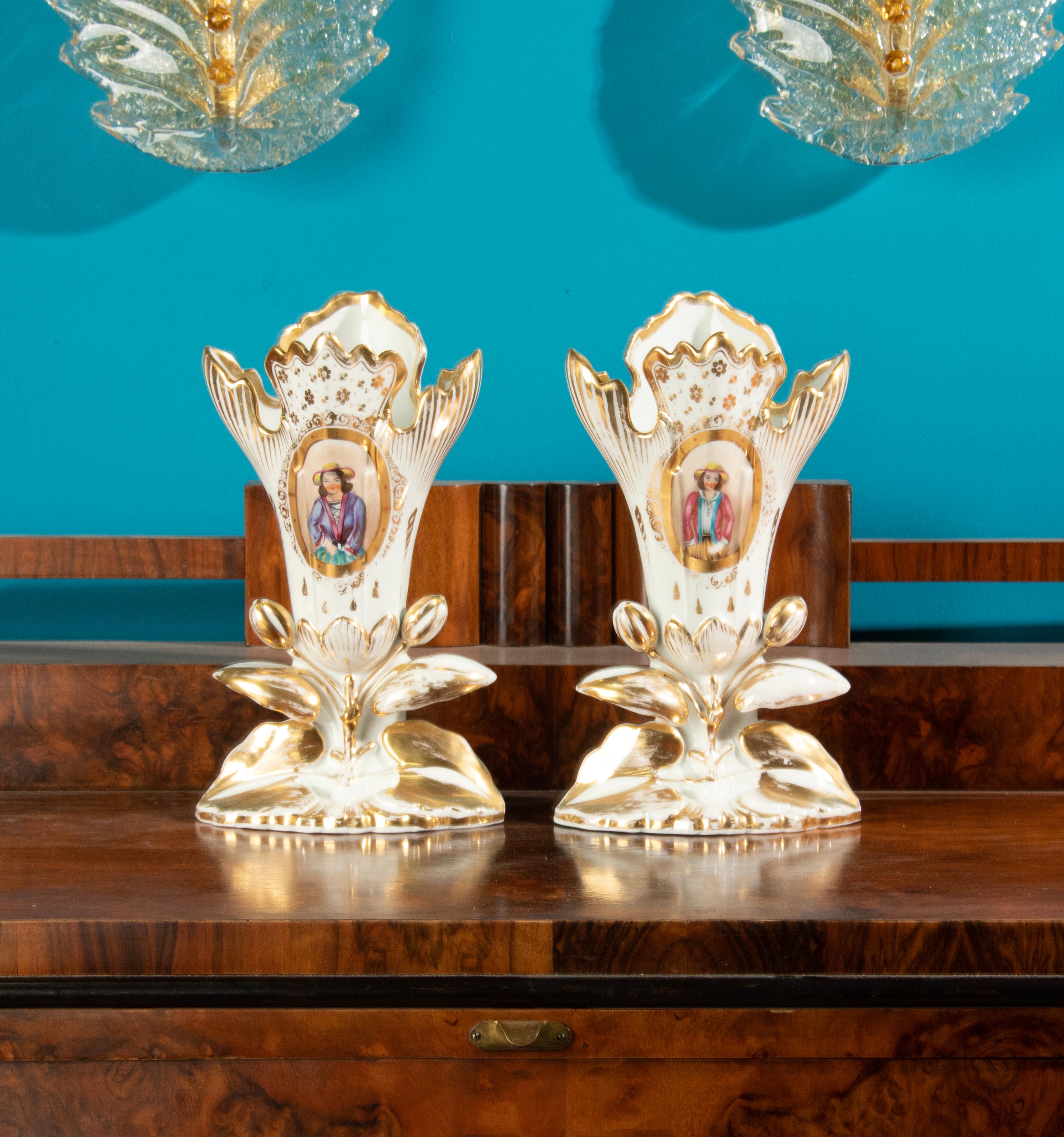 Ein Paar antike, handbemalte Vieux Pariser Vasen, Vieux (Porzellan) im Angebot