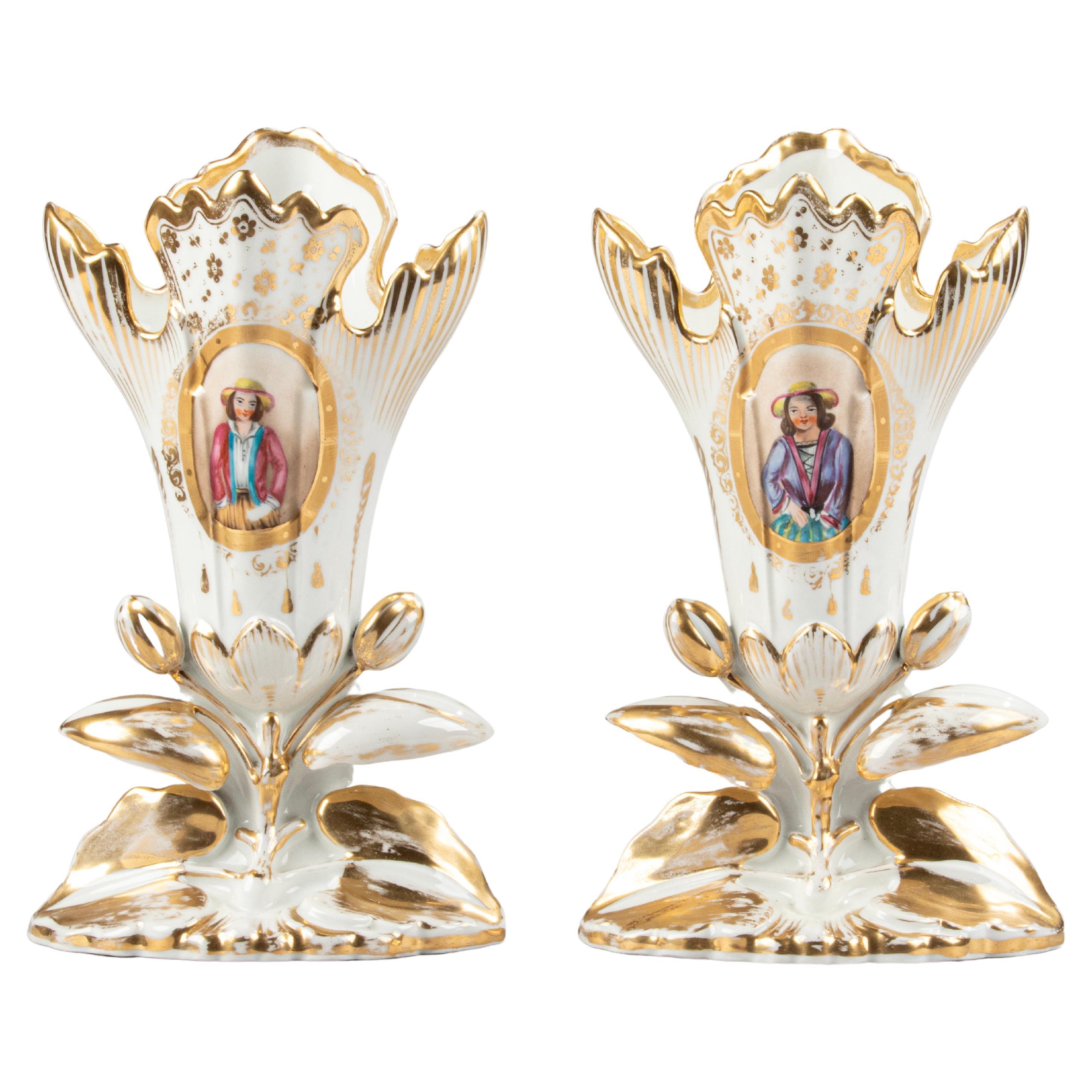 Ein Paar antike, handbemalte Vieux Pariser Vasen, Vieux im Angebot