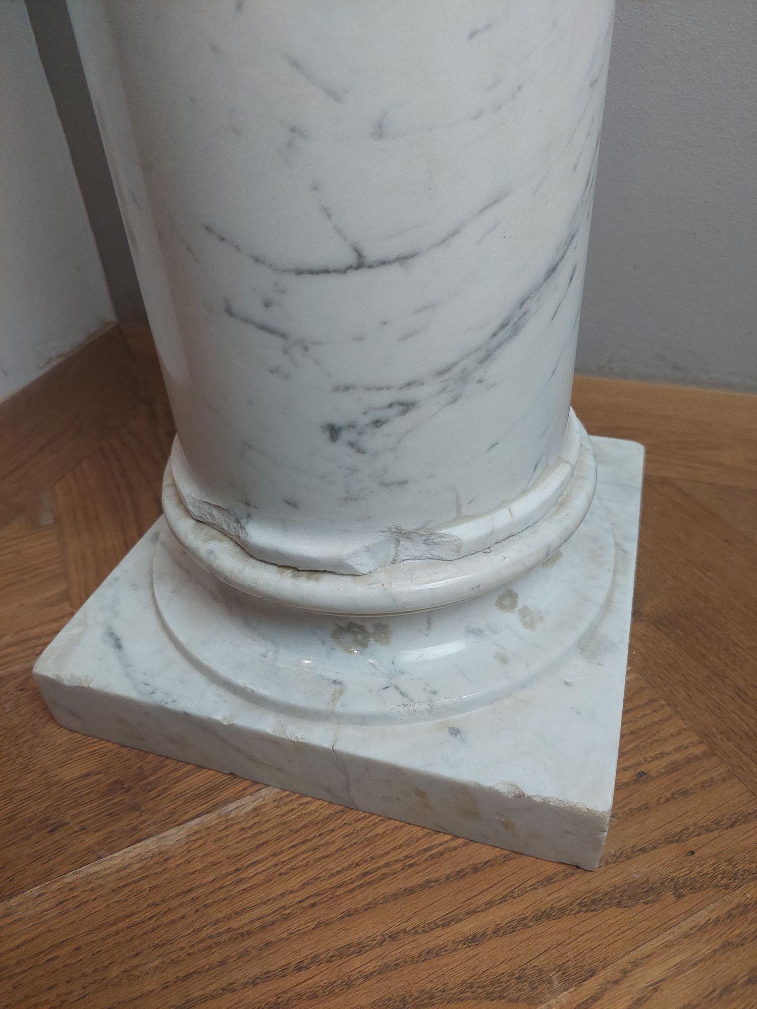 Ein Paar antike Säulen oder Sockel aus weißem Marmor im Angebot 6