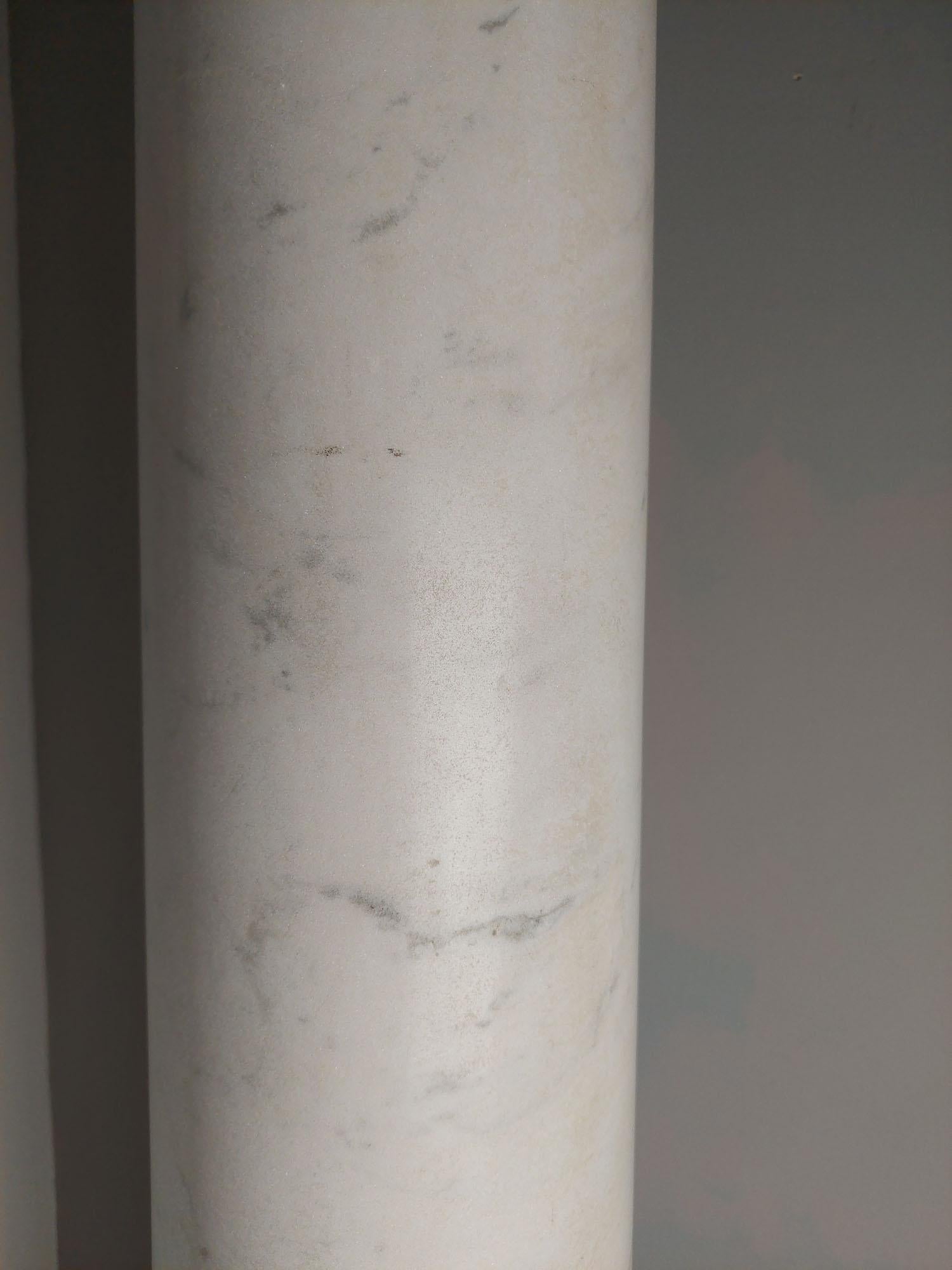 Paire de colonnes ou de piédestaux anciens en marbre blanc en vente 7