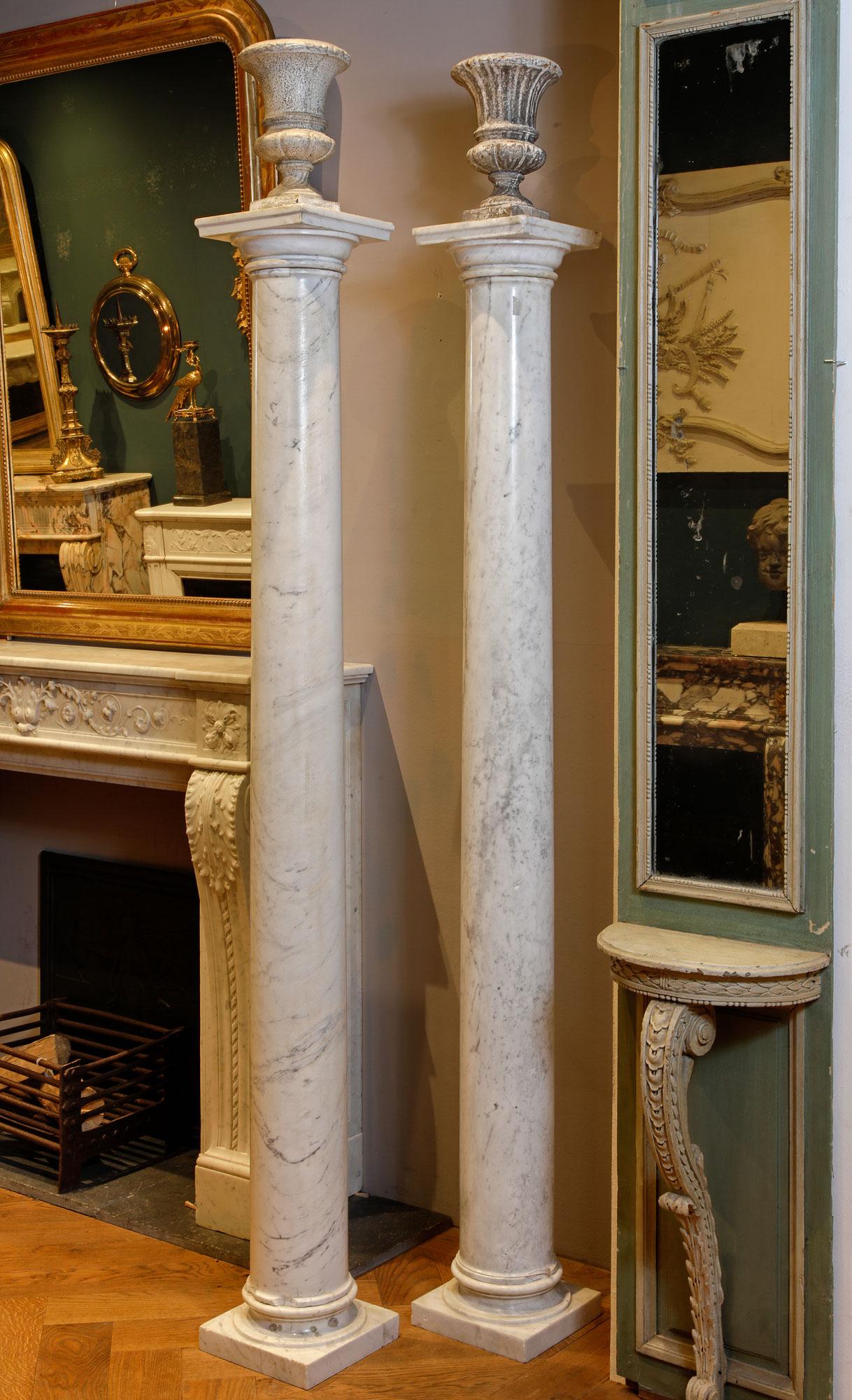 italien Paire de colonnes ou de piédestaux anciens en marbre blanc en vente