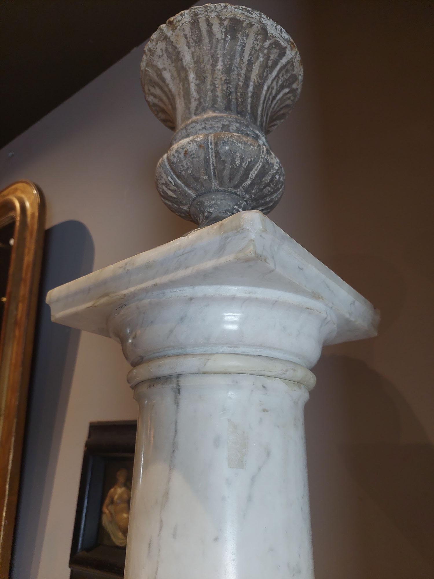 A pair of Antique White Marble Columns or Pedestals In Good Condition For Sale In Baambrugge, NL
