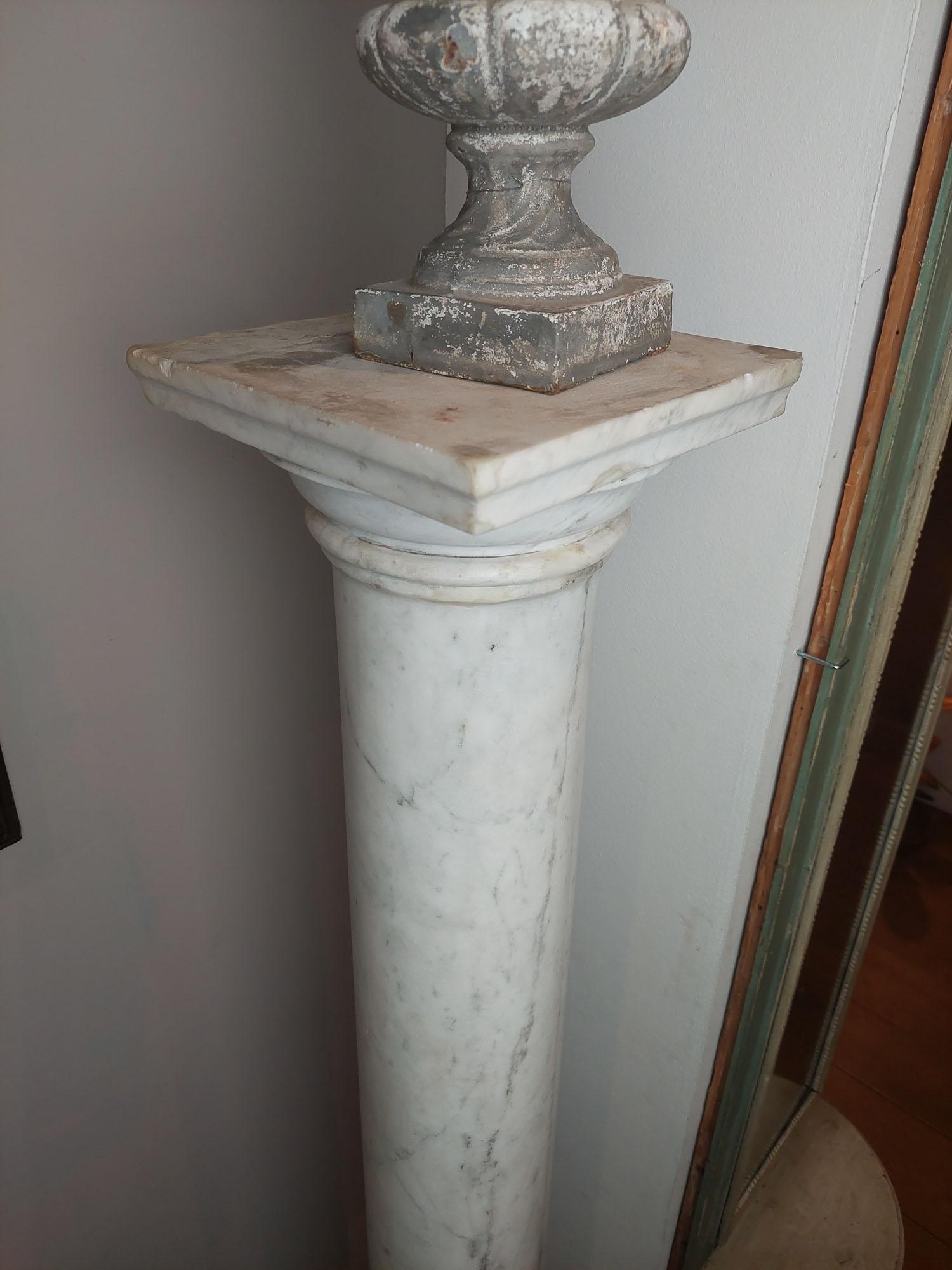 Paire de colonnes ou de piédestaux anciens en marbre blanc en vente 1