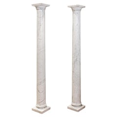 Ein Paar antike Säulen oder Sockel aus weißem Marmor