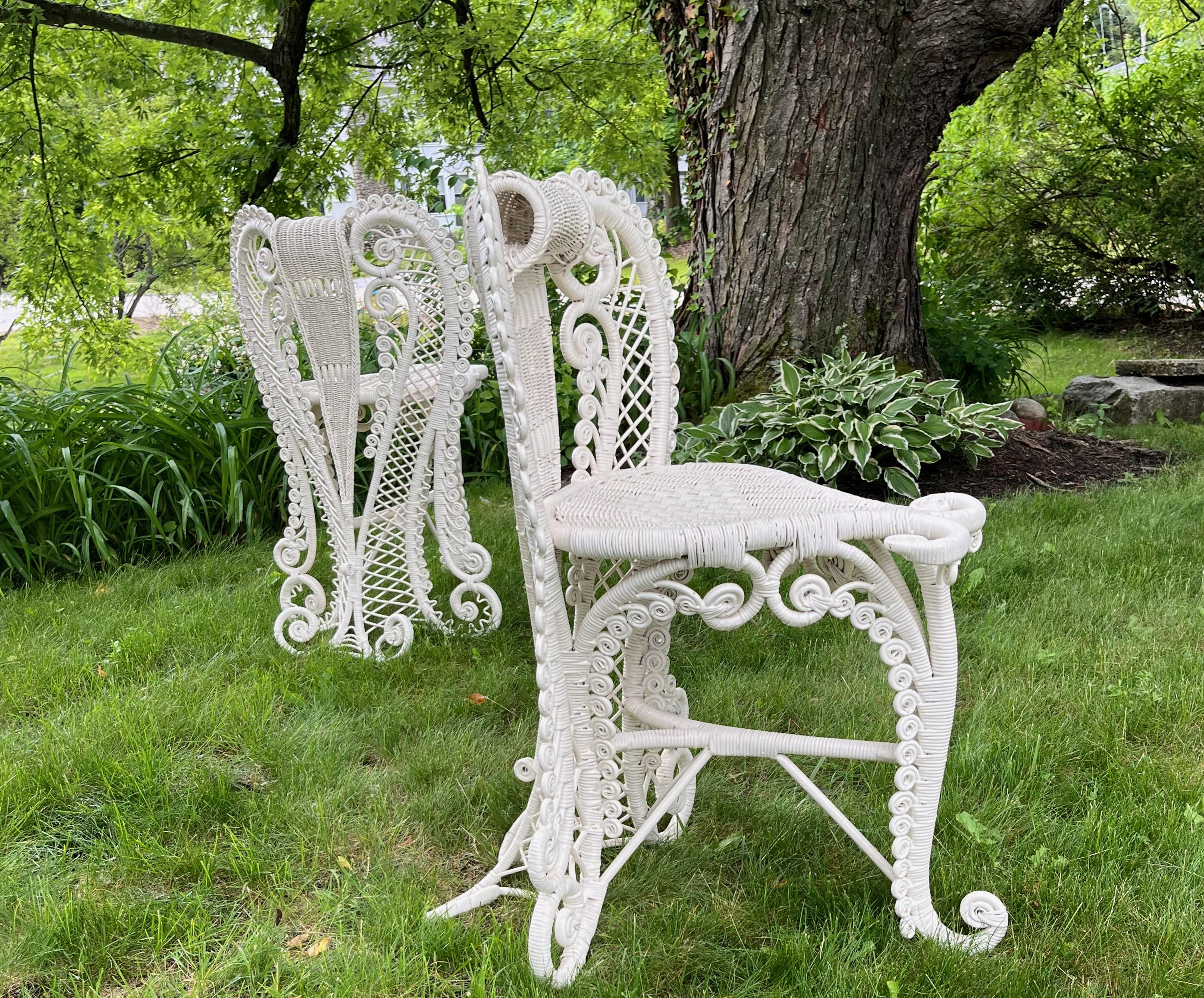 Ein Paar antike Posing-/ Foyer-/Reception-Stühle aus weißem Korbweide (amerikanisch) im Angebot