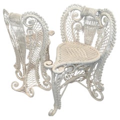 Ein Paar antike Posing-/ Foyer-/Reception-Stühle aus weißem Korbweide