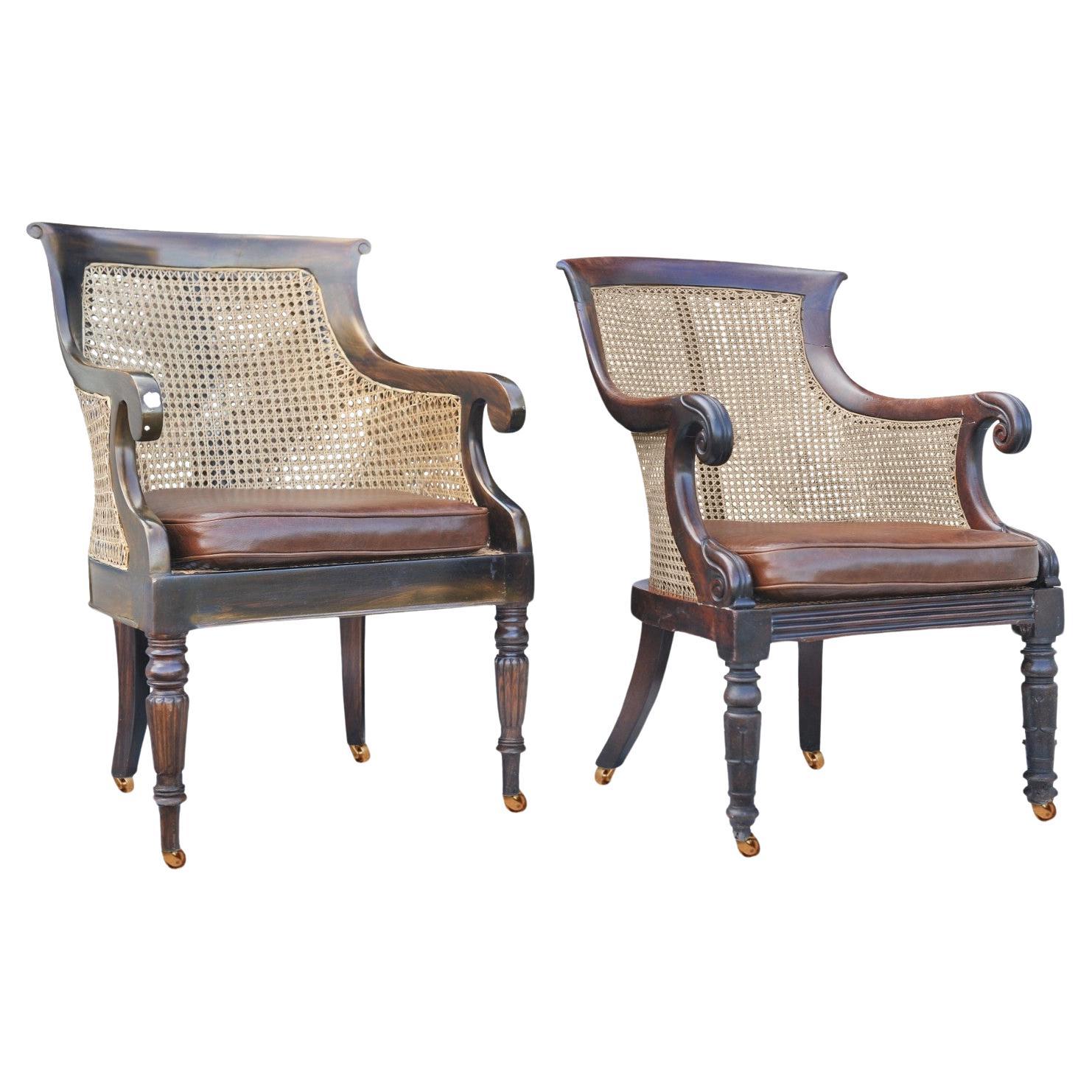 Ein elegantes Paar William IV Regency Hardwood Cane Bergere & Antique Brown Leather Library Armchairs mit Scrolled Arms auf Messing Castors

Die Stühle sind ein Beinahe-Paar, das sich leicht unterscheidet, aber nicht zusammenpasst.

Stock ist in