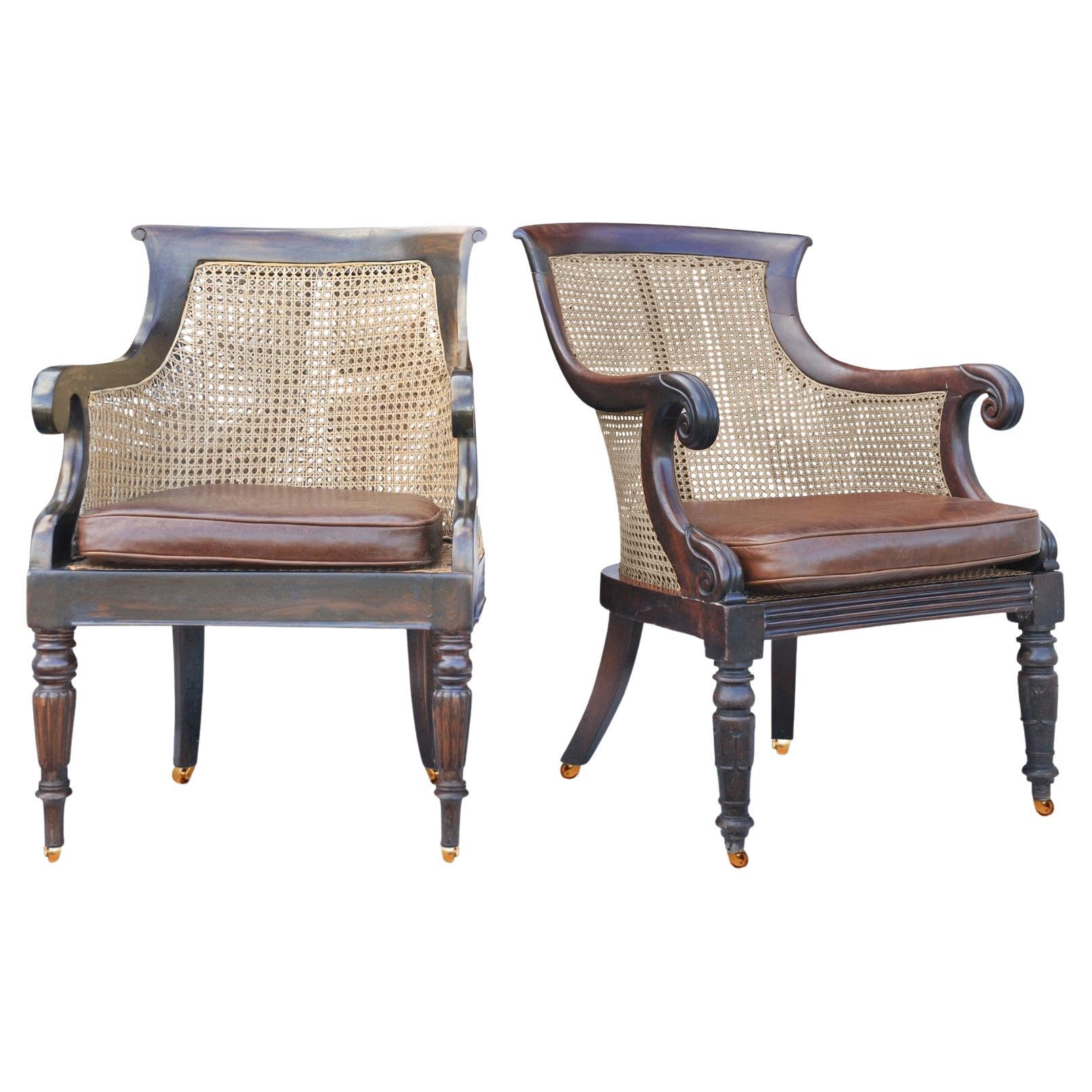 Pareja de sillones de biblioteca antiguos William IV de madera dura de caña bergere y cuero