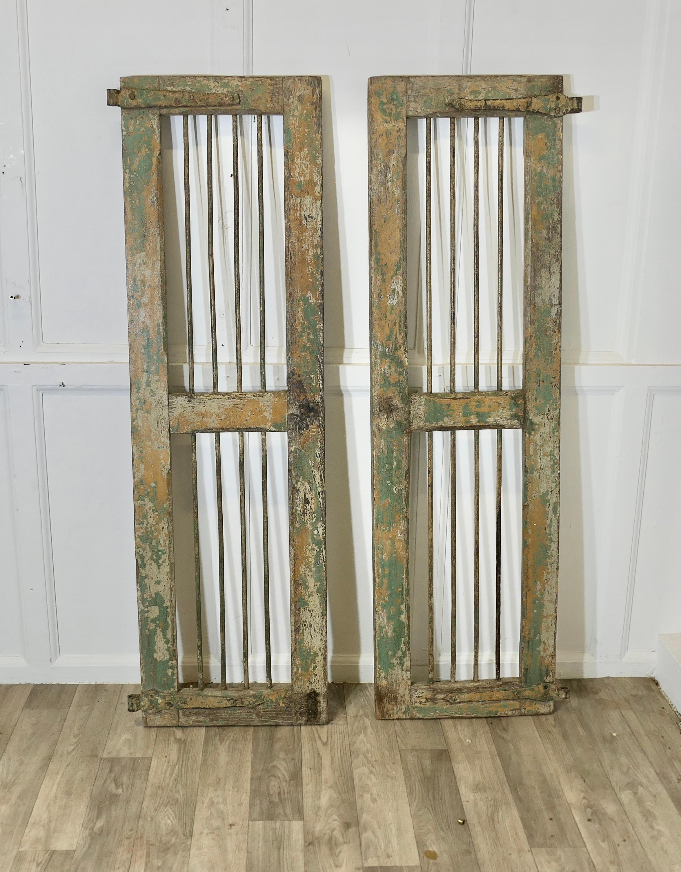 Ein Paar antike Fensterverkleidungen aus Holz und Eisen

Diese sind dekorative Kastanie Fensterläden mit Eisen-Stab-Einsätze, sie haben natürlich distressed Farbe ist dies abgenutzt und schäbig zeigt die ursprünglichen Farben von Orange und Grün,