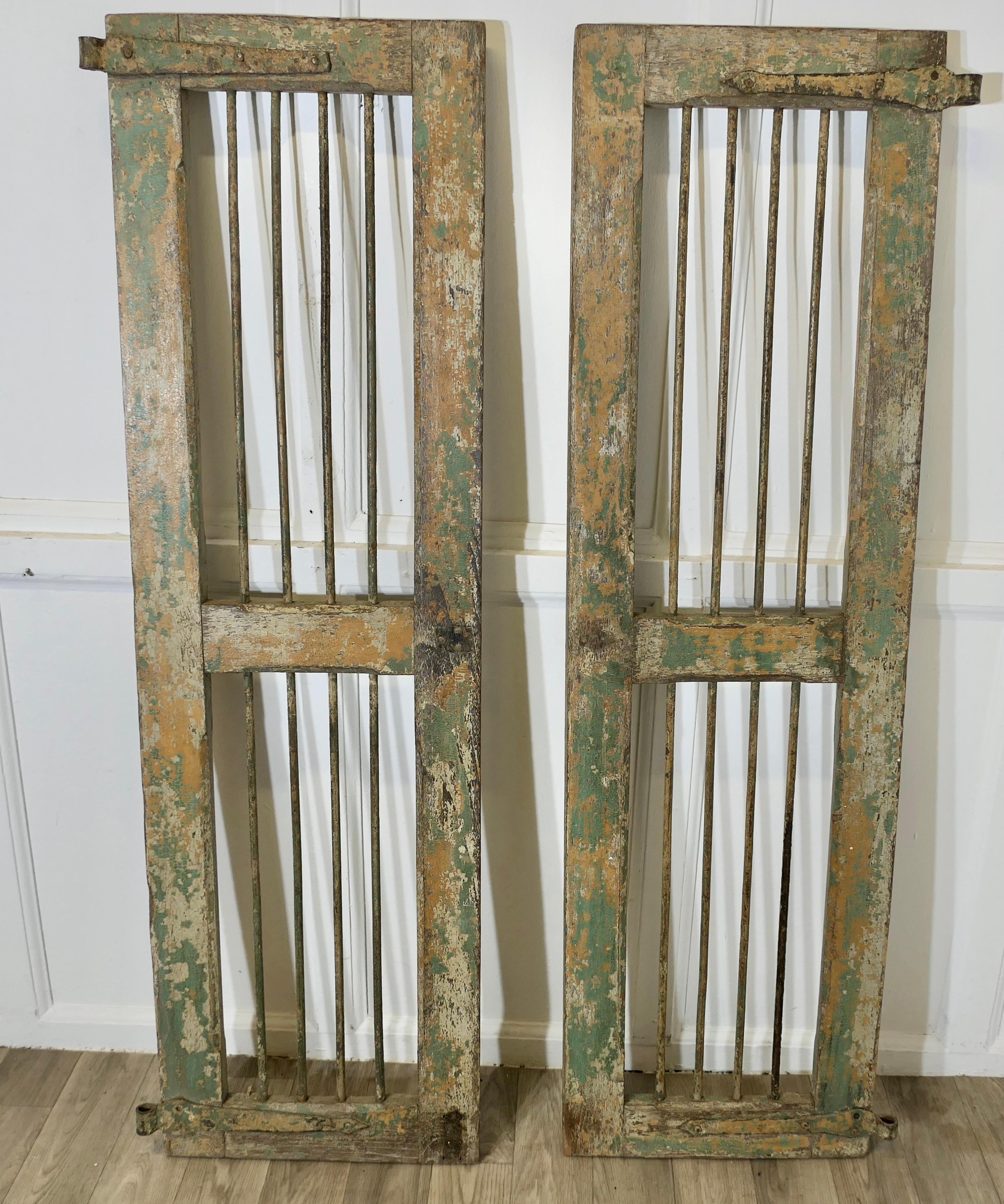 Ein Paar antike Fensterverkleidungen aus Holz und Eisen (Volkskunst) im Angebot
