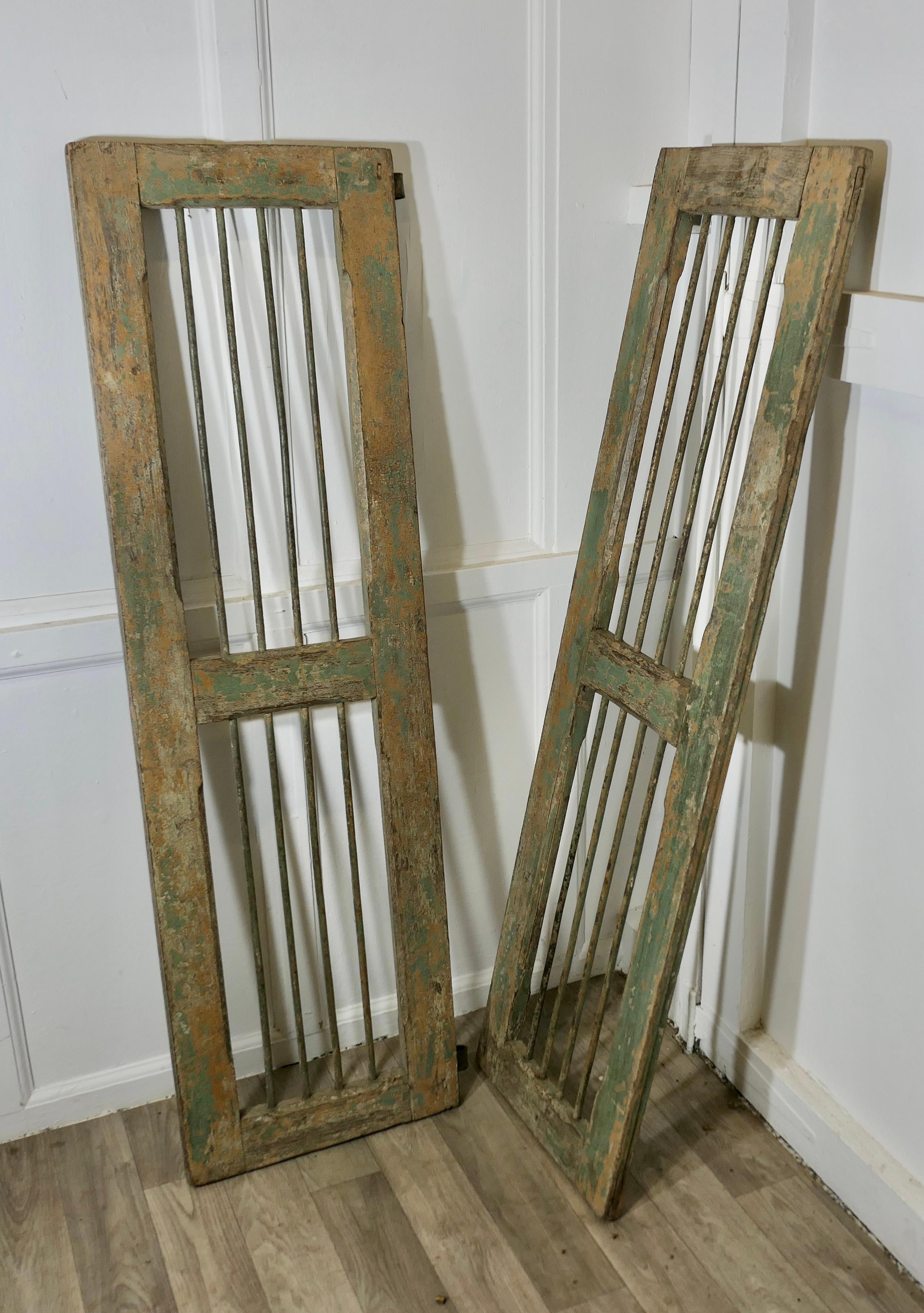 Ein Paar antike Fensterverkleidungen aus Holz und Eisen im Zustand „Gut“ im Angebot in Godshill, Isle of Wight