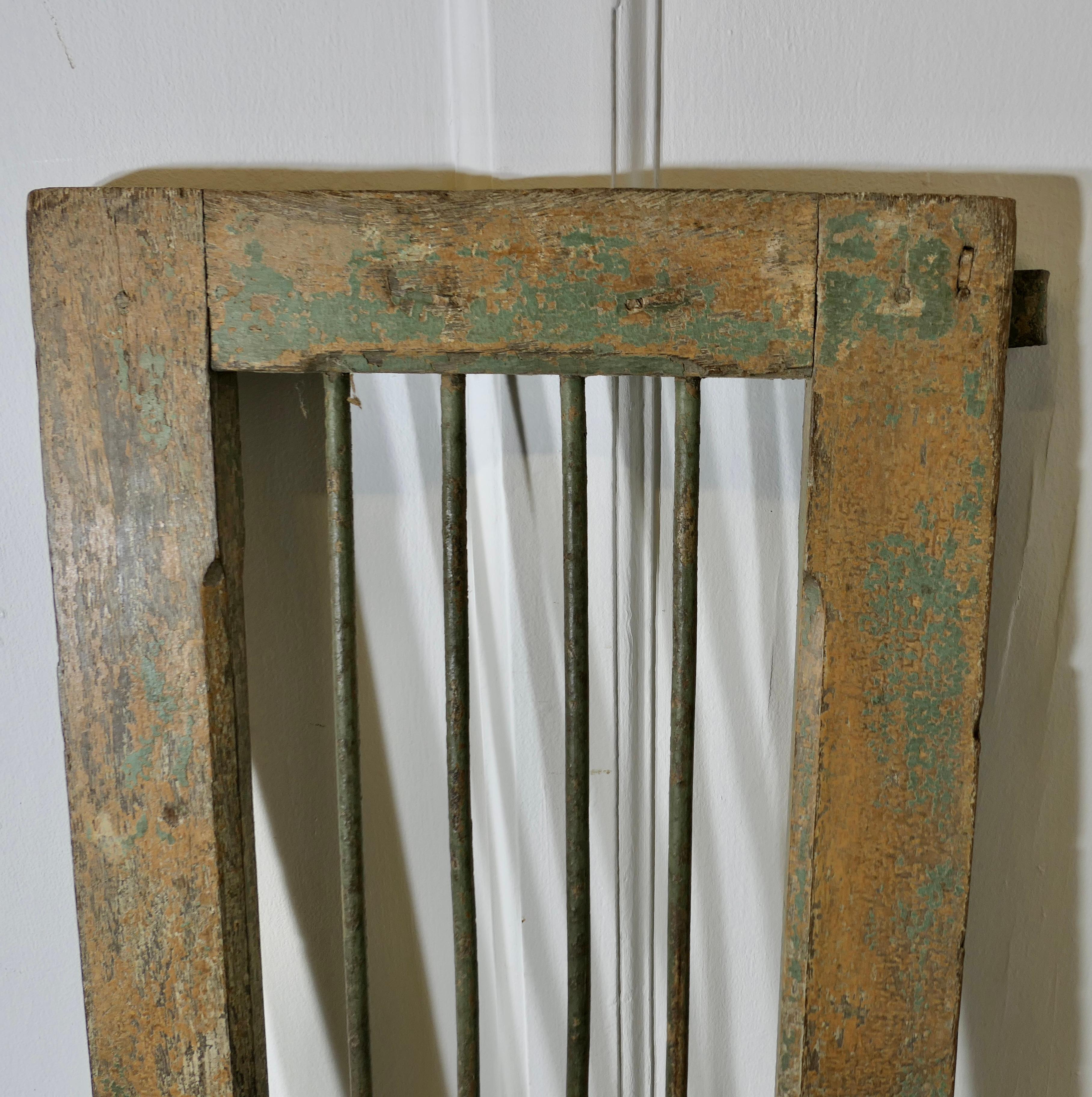Ein Paar antike Fensterverkleidungen aus Holz und Eisen (19. Jahrhundert) im Angebot