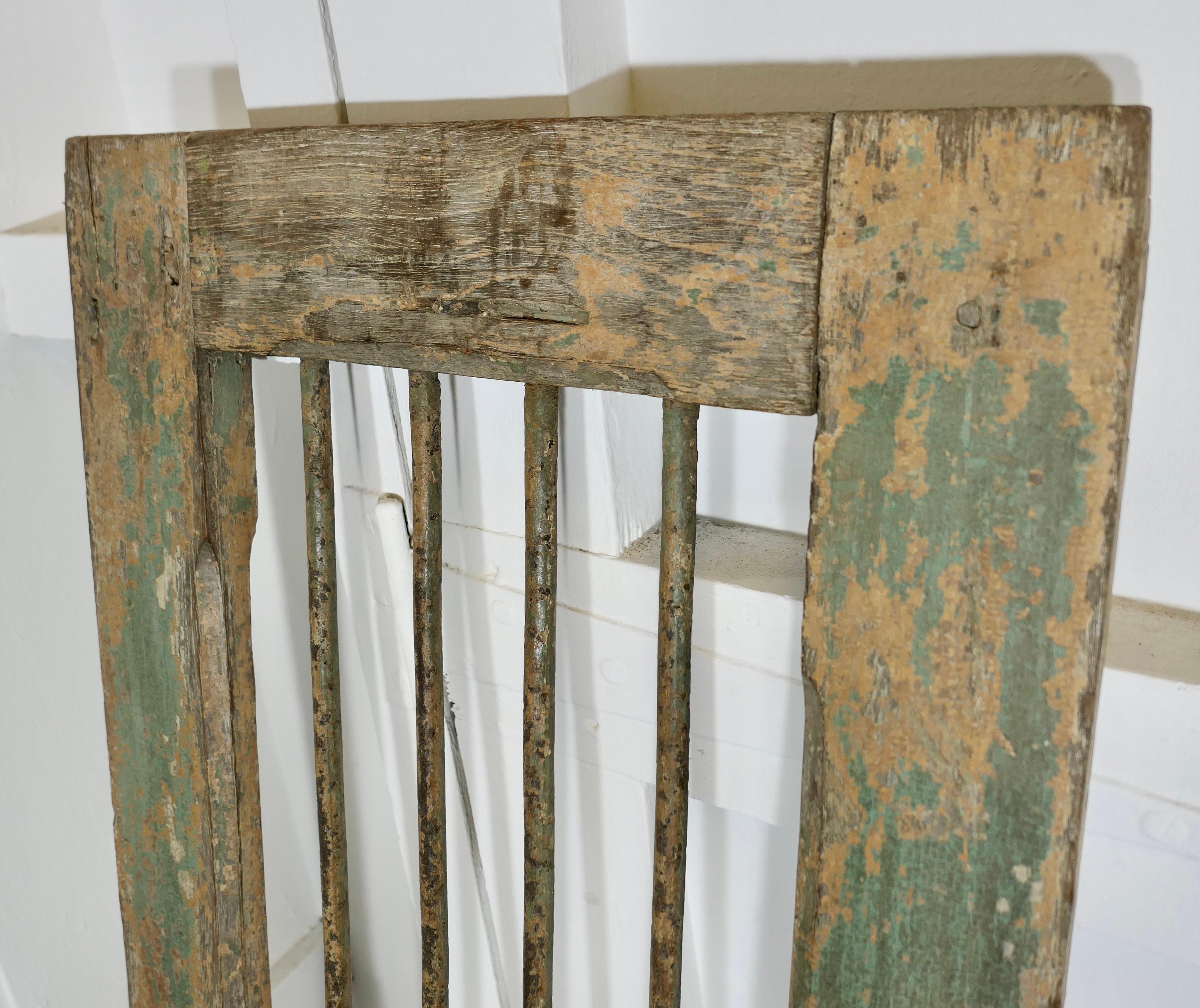 Ein Paar antike Fensterverkleidungen aus Holz und Eisen (Kastanienholz) im Angebot
