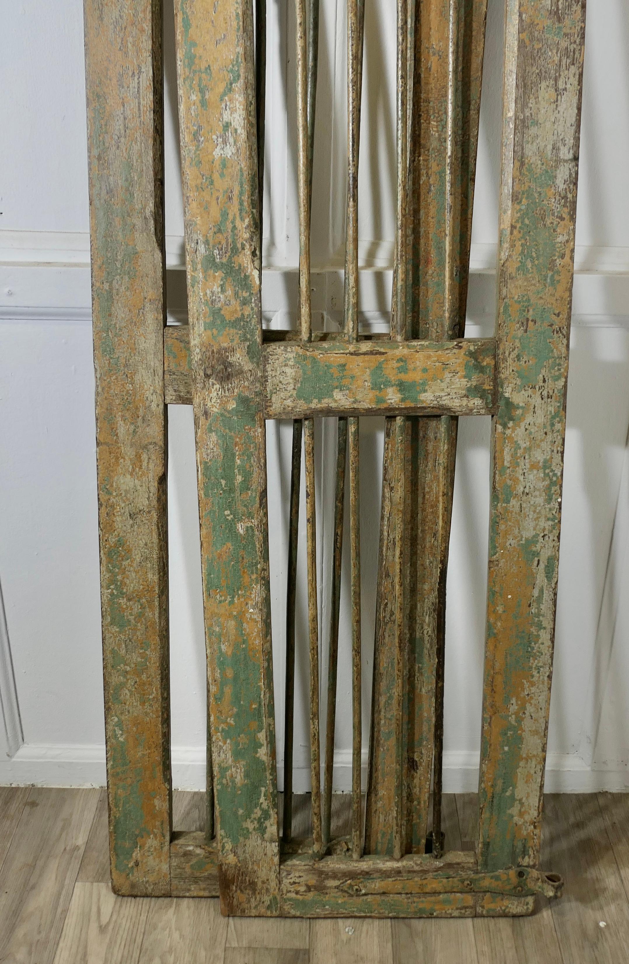 Ein Paar antike Fensterverkleidungen aus Holz und Eisen im Angebot 1