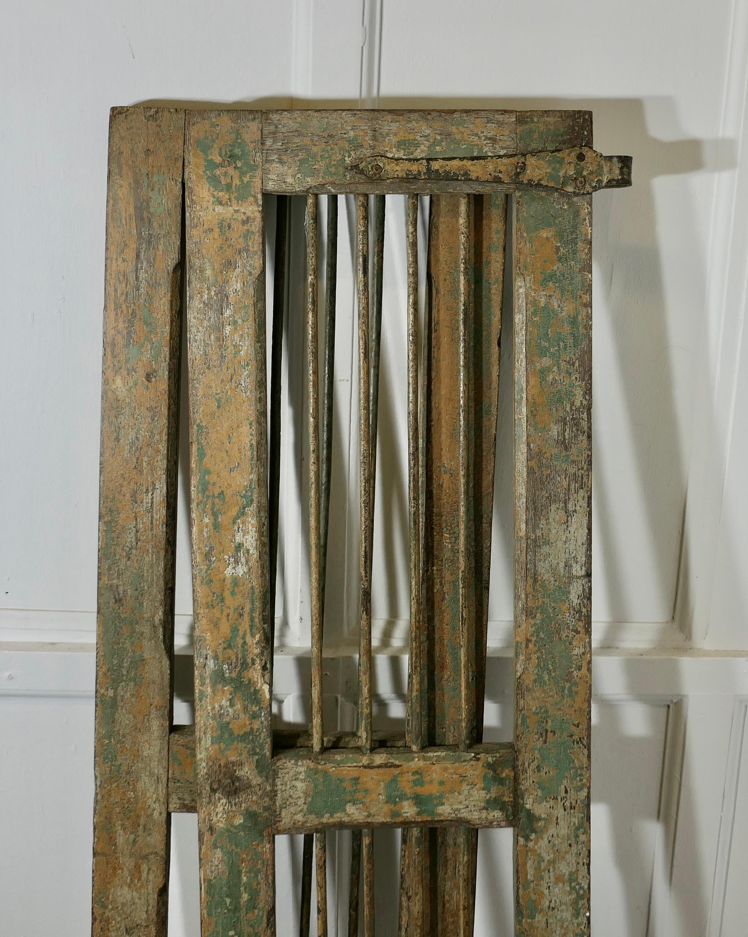 Ein Paar antike Fensterverkleidungen aus Holz und Eisen im Angebot 2