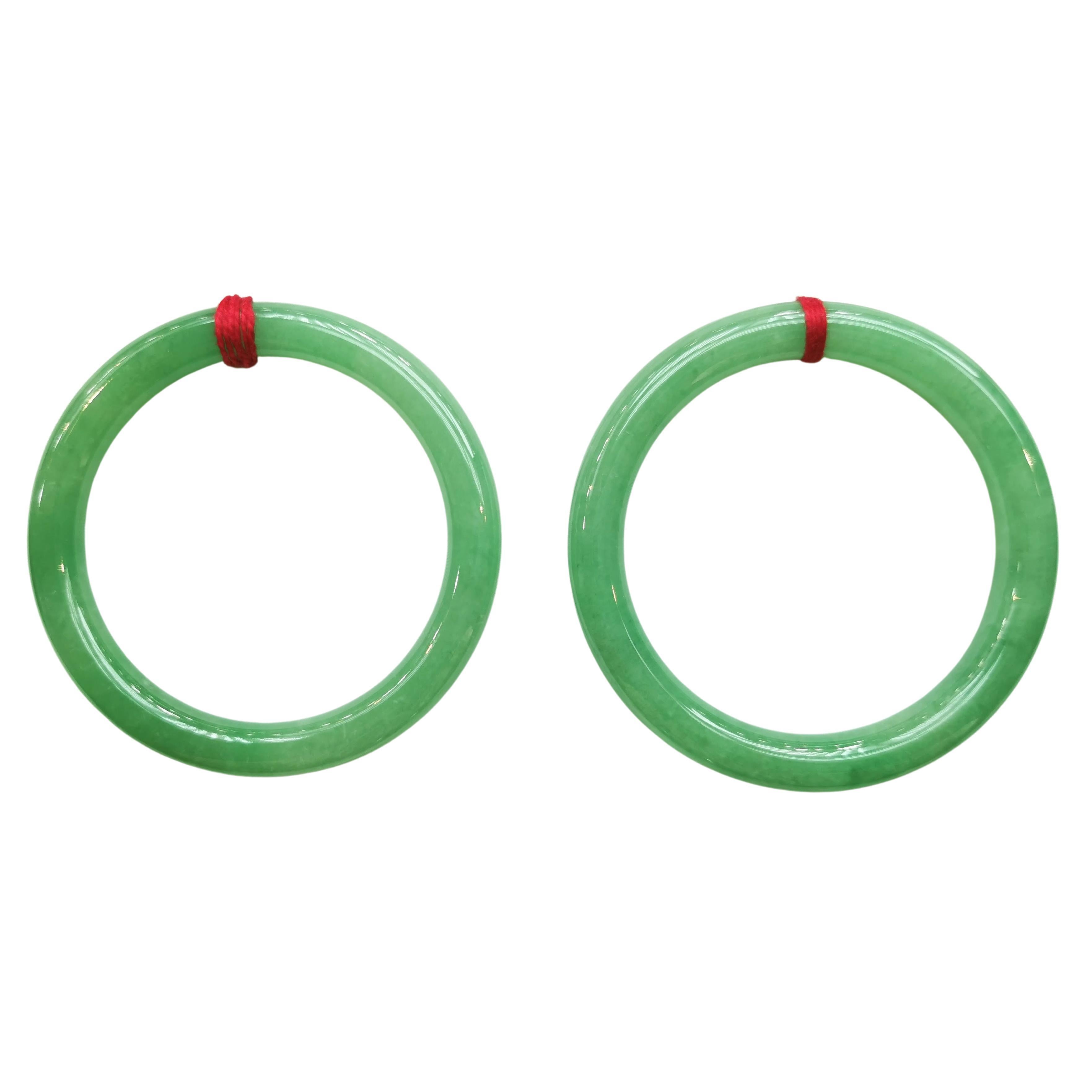 Ein Paar durchscheinende Apfelgrüne Jadeit-Jade-Armreifen im Angebot