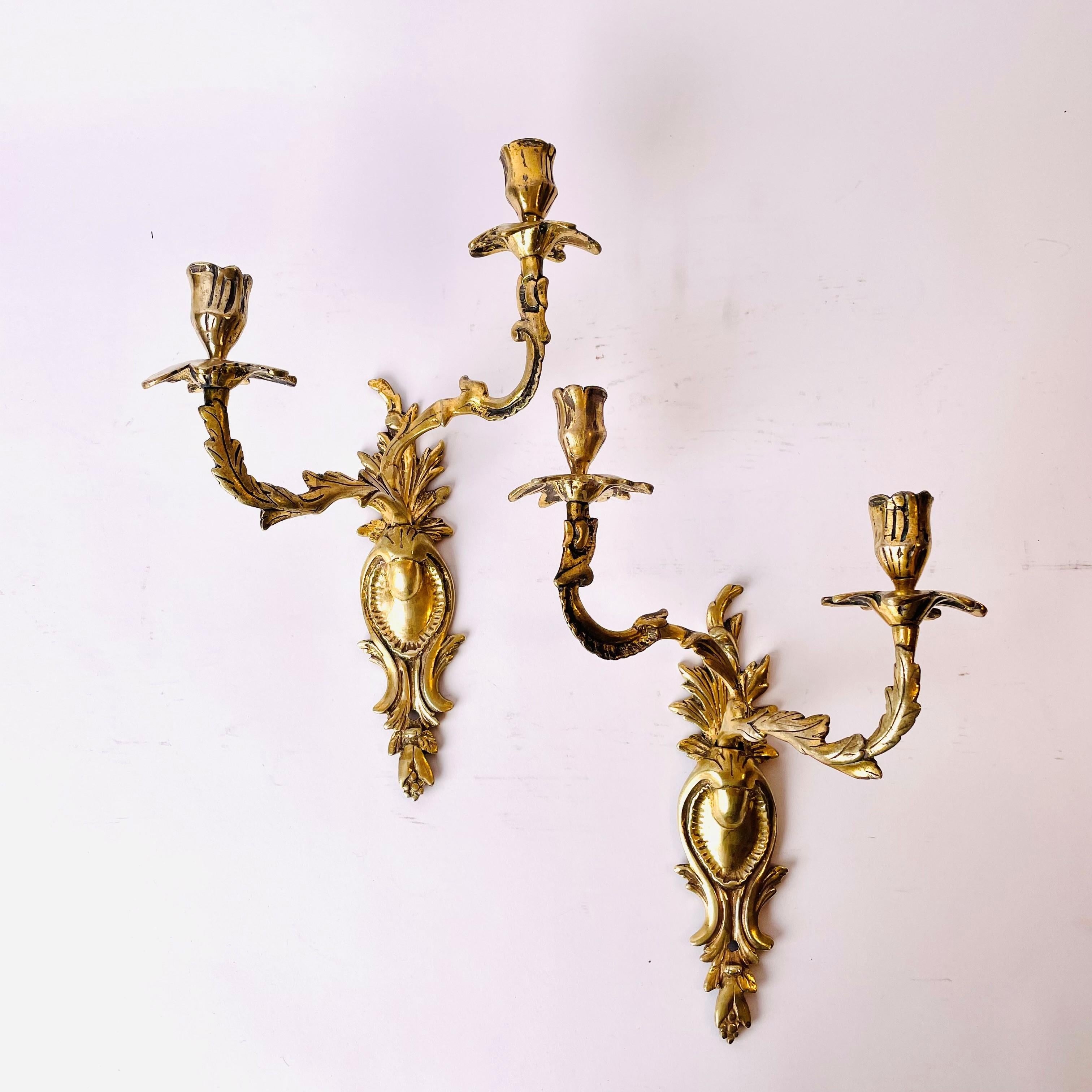 Une belle paire d'Appliques en bronze doré, Rococo du milieu du 18ème siècle.

Une certaine usure de la dorure d'origine (voir photos), mais l'impression générale de ces appliques vieilles de 270 ans est qu'elles ont une belle patine.

Usure