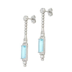 Un par de pendientes colgantes de aguamarina y diamantes