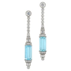 Un par de pendientes colgantes de aguamarina y diamantes